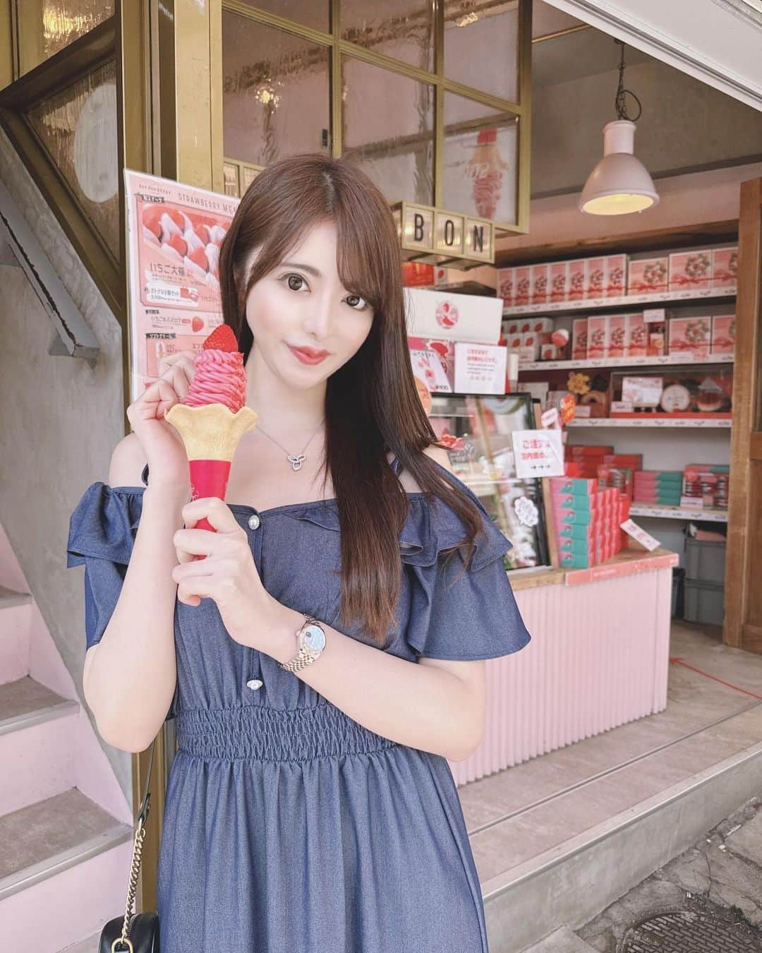 桃瀬えりなさんのインスタグラム写真 - (桃瀬えりなInstagram)「いちご好き🍓‪🍦‬🍭熱海だよ♨️  #atami #rady #harrywinston #gucci #rolex #sweets #follow #followme #熱海 #旅行 #いちご #いちごbonbonberry熱海ハウス #いちごソフト #いちごあめ」5月2日 15時29分 - eri_rin1221