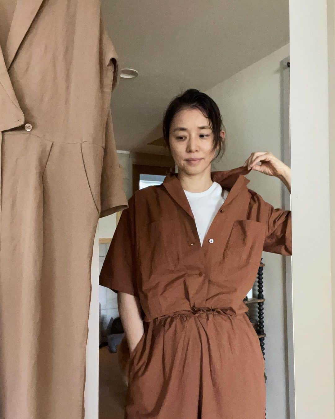 石田ゆり子さんのインスタグラム写真 - (石田ゆり子Instagram)「ジャンプスーツが好きなんですよ。なんでだろう。着るとすごくテンション上がるんです。 これはサヤカデイビス @sayakadavis のもの。 色もいいなぁ。すこし赤みのあるブラウン。」5月2日 15時30分 - yuriyuri1003