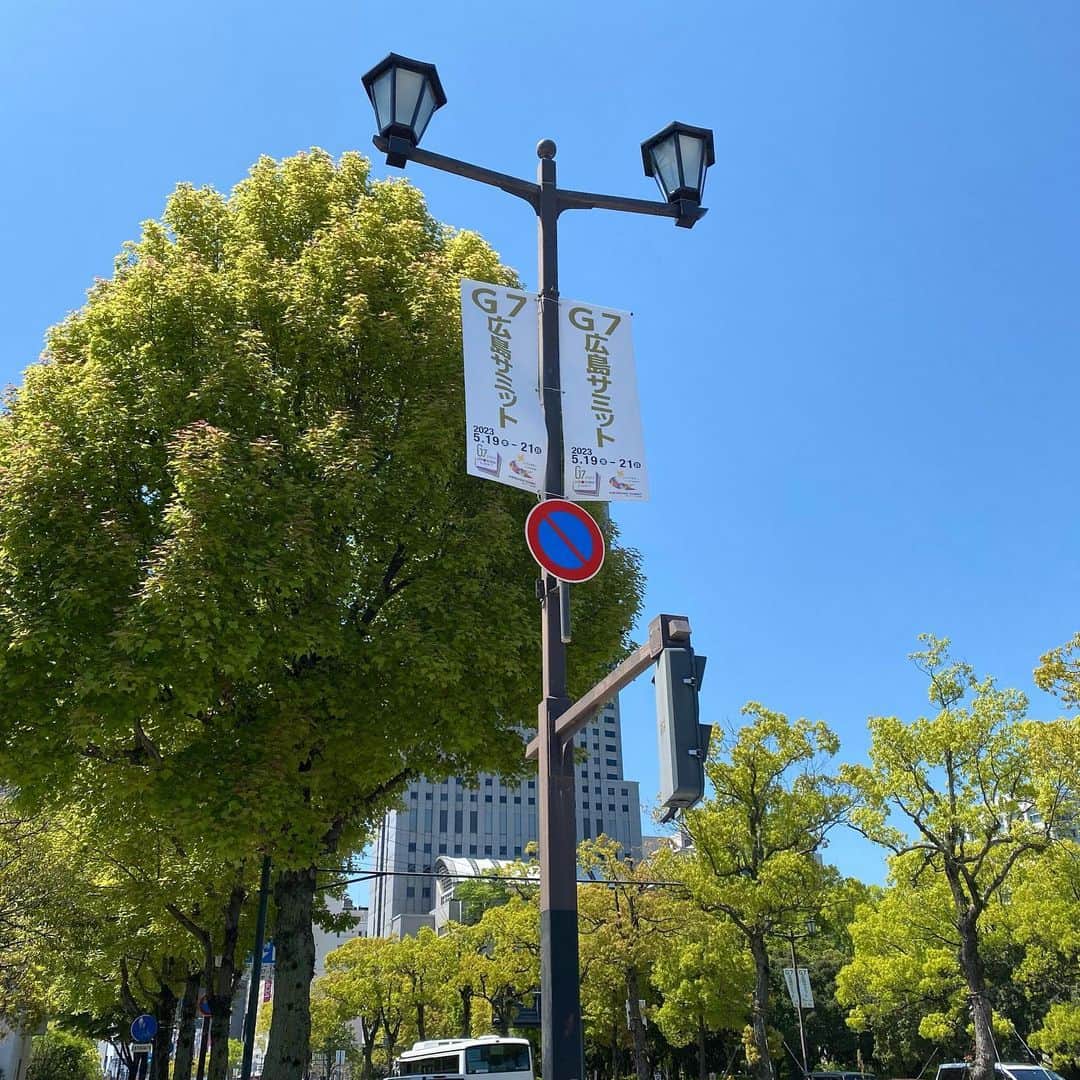ボートレース宮島さんのインスタグラム写真 - (ボートレース宮島Instagram)「. 🕊️G７広島サミット🕊️ . ５月１９日（金）～５月２１日（日）G７広島サミットが開催されます . 広島の街も少しずつ準備が進んでいます🐵 平和記念公園には今回のG7広島サミットを記念して作られたマンホールが設置されています🕳️ 基町高校の生徒さんがデザインした広島サミット県民会議ロゴを使用し、 安佐北区の友鉄工業株式会社さんが製造されたそうです😃 広島全体で盛り上げています！ . それに伴い平和記念公園内など、警備が強化され少しずつ緊張感が高まっています。 サミット期間中は大幅な交通規制、多くの店舗の休業が見込まれます。 観光で来られる方は日程や移動手段などお気をつけください😌 . ボートレース宮島も５月６日（土）～５月２８日（日）の期間、休催となります。 次節本場レースは５月２９日（月）から開催の「第１７回ヤクルトカップ」です。 ご来場お待ちしております🐵 . . #ボートレース宮島 #boatrace #G７広島サミット #広島サミット #G7 #広島マンホール #平和記念公園 #hiroshima」5月6日 12時00分 - boatrace_miyajima