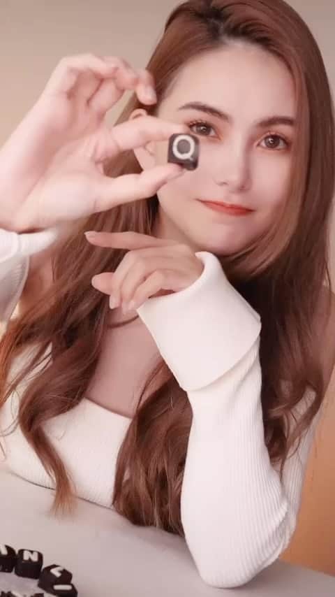 ハンナ・クインリヴァンのインスタグラム：「久等了，Quinlivan coming soon 💕  @quinlivan_official #聖光系列#丁香紫#寶石紅#檸檬黃#星光綠#冰川灰#玫瑰棕」