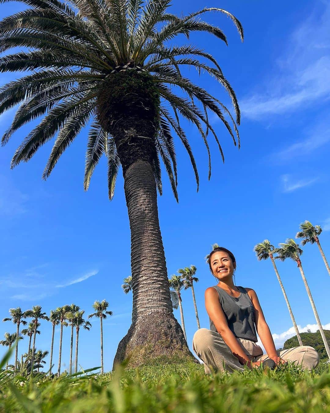 なーみのインスタグラム：「オーマイキーポーズ🌴  上半期、おわるな。  #オーマイキー#ヤシの木#青空#爽やかさん」
