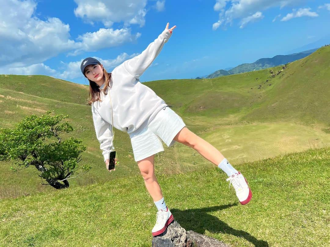 澁澤莉絵留のインスタグラム：「＊ ＊ 大室山に行ってきました⛰☀️ ⁡  高いところが苦手だからちょっと怖って思ったけど景色が綺麗すぎてなんか飛べそうな気分になりました🐦🪽🫧 ⁡  海より山派だから今度登山とかしたいなー。💚  #ちなみにこのパーカーは #tfw49  #靴はお気に入りの #nike ❤️」