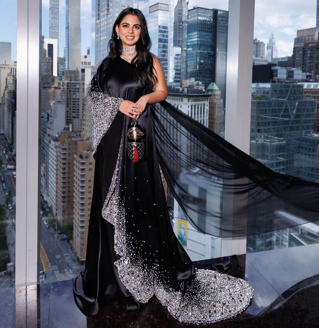 Indianstreetfashionさんのインスタグラム写真 - (IndianstreetfashionInstagram)「Isha I’m Prabal Gurang for the Met Gala 2023 ⭐️」5月2日 15時44分 - indianstreetfashion