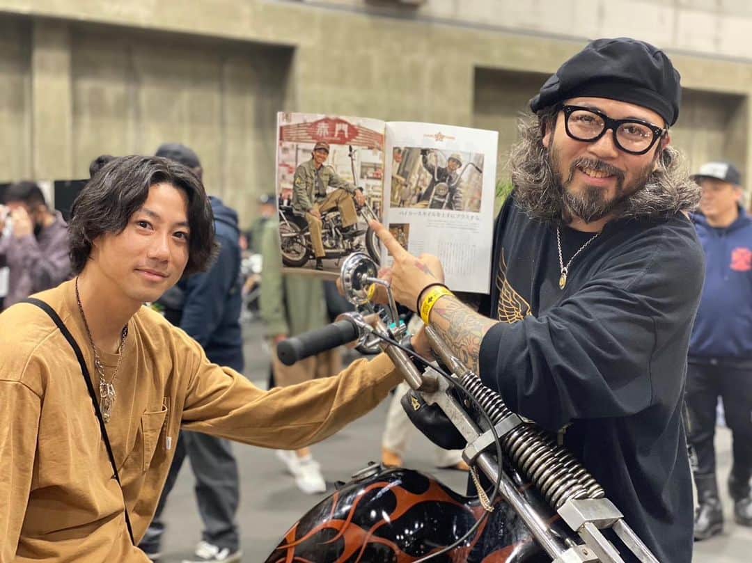 伊藤準規のインスタグラム：「⚡︎  名古屋大須のアメカジセレクトショップHARLEMSTOREのモデルとして、 雑誌UP-SWEEP (vol.60)に載りました😎🔥 @harlem_store_official 店頭販売 @upsweep_mag ネット販売 是非見てください❤️‍🔥  THX✨ @shunhattori  @upsweep_tsuru   #earlyshovel #shovelhead #harleydavidson #chopper #アメカジ」