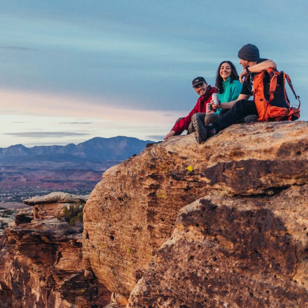 グレゴリーのインスタグラム：「Hitting the trail soon for some spring adventures? Make sure to save this essential packing list for your next trip:  🗺️ Navigation: compass, map, GPS, personal locator, beacon 🔦  Headlamp 😎 Sun Protection  ⚕️ First Aid 🔪 Knife 🔥 Fire: matches, lighter tinder, and or stove ⛺ Shelter 💧 Extra water  👕 Extra Clothes  🍞 Extra Food (add some beer 😉 if it fits)   Read more spring hiking tips by tapping the link in our bio. 🙌」