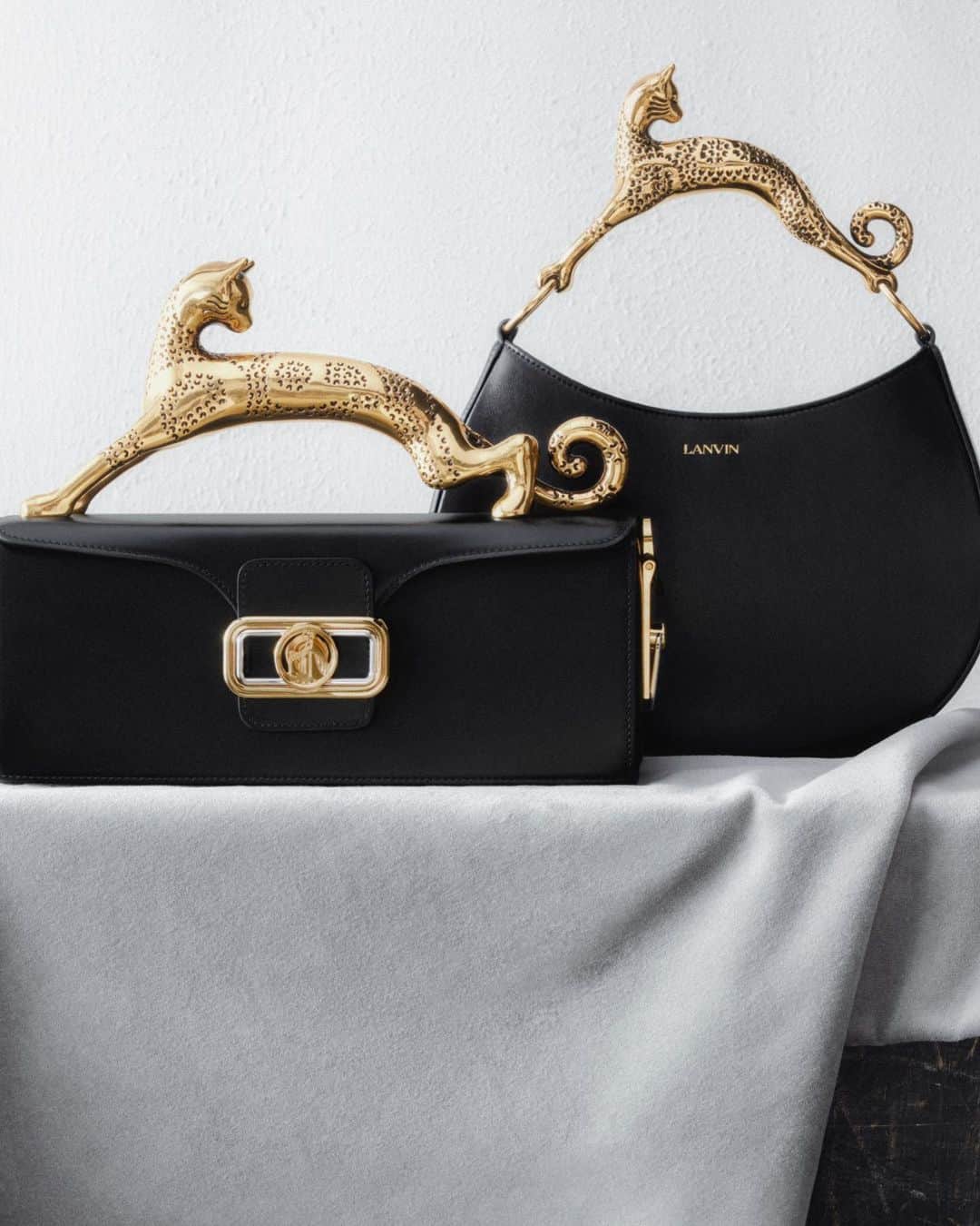 ランバンのインスタグラム：「Lanvin's iconic Cat hardware in the well-rounded Hobo silhouette.   #LANVIN」