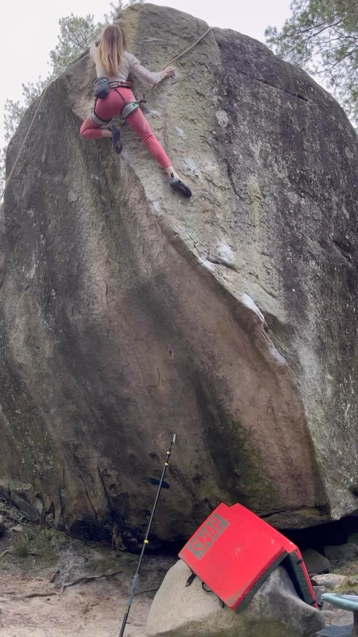 キャロライン・シノのインスタグラム：「High balling 🤯! A new game for me! Expending my confort zone and taking advantage of my good shape for climbing all those king lines😈 @crimpoilofficial #recoverfaster @arkose.climbing #liveelevated @girlsinbleau @frictionlabs @scarpaspa」