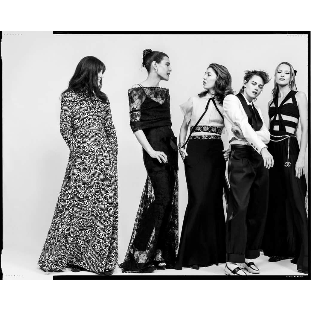 のインスタグラム：「Ambassadors and friends of the House got together to celebrate the opening of The Costume Institute’s exhibition, “Karl Lagerfeld: A Line of Beauty” at The Metropolitan Museum of Art in New York. On this occasion, they posed for a group portrait lensed by Inez & Vinoodh.  #MetGala @MetMusem @MetCostumeInstitute #ALineofBeauty @InezandVinoodh #CharlotteCasiraghi @SofiaCoppola #KristenStewart @Angele_vl」