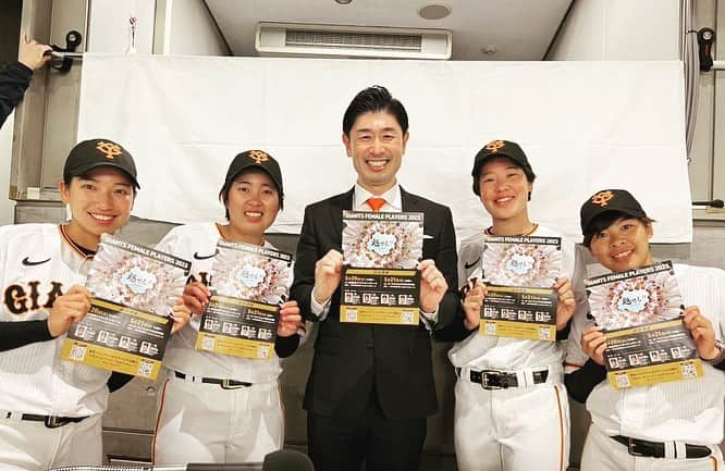 のインスタグラム：「東京ドームは今夜から、GW後半戦  対スワローズ3連戦がスタート⚾️  今日はジャイアンツ 女子チームの皆さんが球場に来てくださいました！  選手宣誓の様な初々しさで試合をPRしてくれましたよ😊  「読売ジャイアンツ 女子チーム」で検索してアカウントをチェックしてみてください！！  #ジャイアンツ #読売ジャイアンツ #ジャイアンツ女子チーム #東京ドーム #スタジアムmc #髙橋大輔 #高橋大輔」
