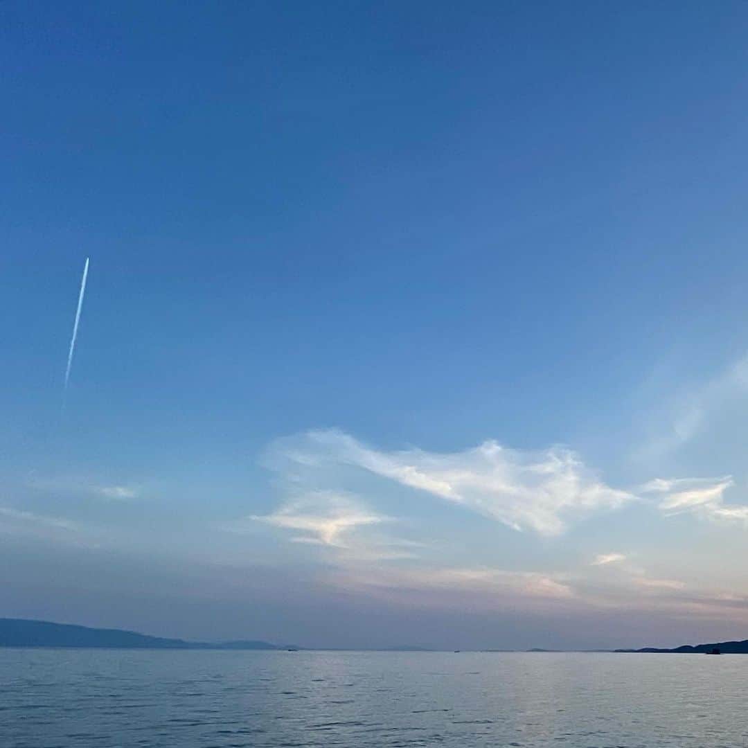 祥吉さんのインスタグラム写真 - (祥吉Instagram)「縦に伸びる飛行機雲 上に上に伸びていく感じが不思議でした #飛行機雲 #上に伸びる飛行機雲 #空 #雲 #海  #瀬戸内海」5月3日 1時40分 - akoshokichi
