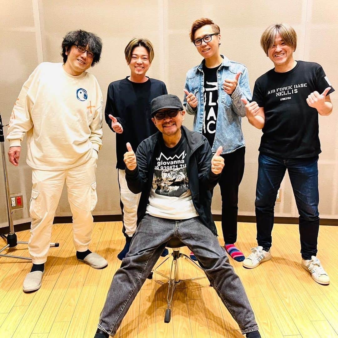 鈴木渉のインスタグラム：「レコーディングでした！  ふと、中学生の頃に学校に馴染めず、音楽に救いを求めてた日々を思い返し以下自語り失礼🙏  週末、遊ぶ友達もいない日は近所の小高い公園の丘で寝そべり、カセットテープで繰り返し聴いていたチャゲアスのno no darlin…  (当時歌詞の意味も分からず、今聴くと大分大人な歌ですが)  風の向こうに広がる空を、時空を越えて繋げてくれた十川さん、チャゲさん、ありがとうございます😭  素晴らしいメンバーでした。 楽曲の完成が楽しみ！  #chage  #十川ともじ #小寺秀樹  #黒田晃年  #鈴木渉」