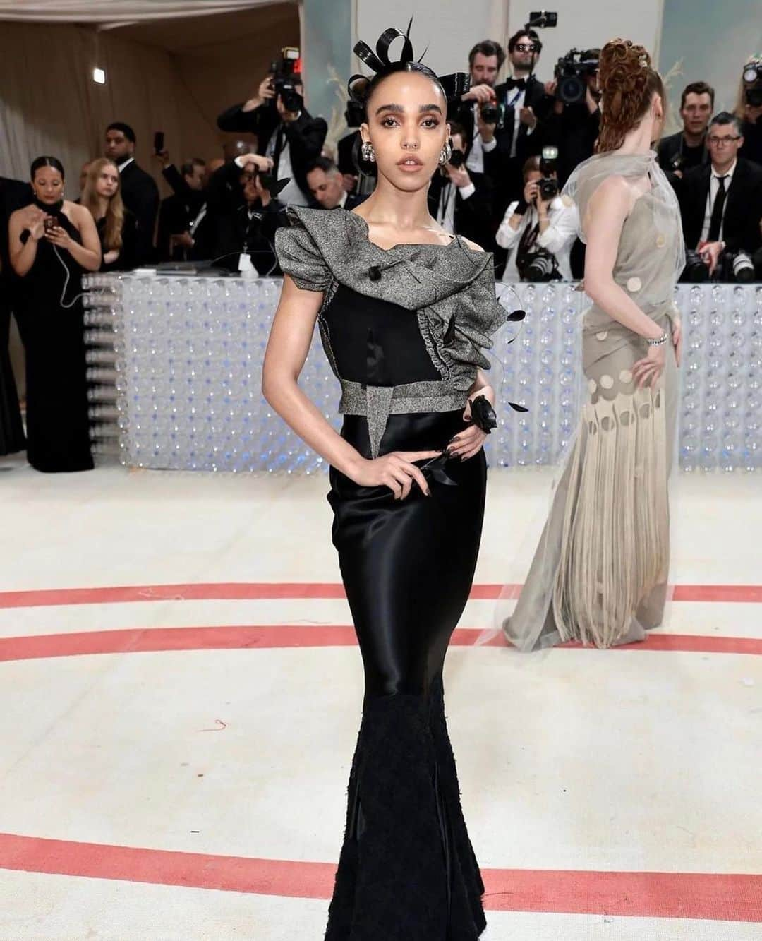 Mei Kawajiriさんのインスタグラム写真 - (Mei KawajiriInstagram)「Black transparent nails are perfect for @fkatwigs 🪶🌹 #Metgala2023 #nailsbymei / assistant @taglientenails」5月3日 1時56分 - nailsbymei