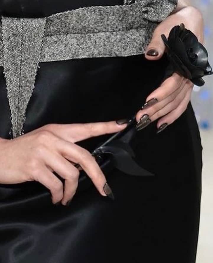 Mei Kawajiriさんのインスタグラム写真 - (Mei KawajiriInstagram)「Black transparent nails are perfect for @fkatwigs 🪶🌹 #Metgala2023 #nailsbymei / assistant @taglientenails」5月3日 1時56分 - nailsbymei