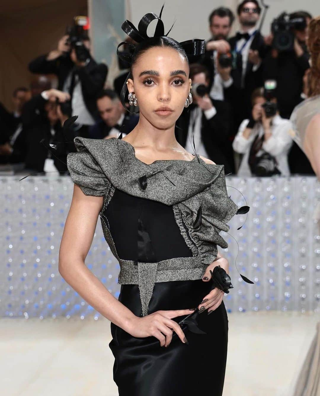 Mei Kawajiriのインスタグラム：「Black transparent nails are perfect for @fkatwigs 🪶🌹 #Metgala2023 #nailsbymei / assistant @taglientenails」