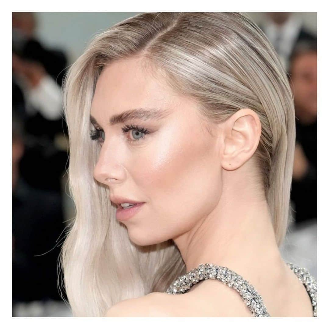 JO BAKERさんのインスタグラム写真 - (JO BAKERInstagram)「V A N E S S A • K I R B Y  Sculpted and Refined… #vanessakirby makeup for #metgala23 is inspired by a lux attention to detailing. Fresh tones with simple execution for a timeless #karllargerfeld approving vibe.  For Vanessas cheeks I applied two different shades of Teint Fetiche La Powdre using 10IvoryNude on her skin then sweeping 35C blush nude by Christian Louboutin Beauty to add subtle warmth and shape.  On Vanessas eyes we kept it simple a minimal lash line eyeliner using Christian Louboutin Beauty Eyebrow Definer in Taupe (this is a pro trick I use for when I want a super subtle liner that doesn’t over power). Lashings of Les Yeux Noirs Lift Ultima for lightweight length and definition.  Lips were smooth, kept nude and moisture rich.. applying Rouge Louboutin Glow in Peach Caberet one of my new favorites. A sheer buff universal tone that I’m sure is going to be a best seller.  Makeup by me #jobakermakeupartist #louboutinbeautypartner #christianlouboutin @louboutinbeauty @louboutinworld」5月3日 1時49分 - missjobaker