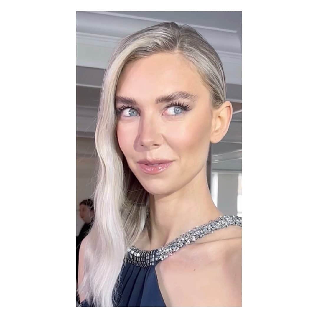 JO BAKERさんのインスタグラム写真 - (JO BAKERInstagram)「V A N E S S A • K I R B Y  Sculpted and Refined… #vanessakirby makeup for #metgala23 is inspired by a lux attention to detailing. Fresh tones with simple execution for a timeless #karllargerfeld approving vibe.  For Vanessas cheeks I applied two different shades of Teint Fetiche La Powdre using 10IvoryNude on her skin then sweeping 35C blush nude by Christian Louboutin Beauty to add subtle warmth and shape.  On Vanessas eyes we kept it simple a minimal lash line eyeliner using Christian Louboutin Beauty Eyebrow Definer in Taupe (this is a pro trick I use for when I want a super subtle liner that doesn’t over power). Lashings of Les Yeux Noirs Lift Ultima for lightweight length and definition.  Lips were smooth, kept nude and moisture rich.. applying Rouge Louboutin Glow in Peach Caberet one of my new favorites. A sheer buff universal tone that I’m sure is going to be a best seller.  Makeup by me #jobakermakeupartist #louboutinbeautypartner #christianlouboutin @louboutinbeauty @louboutinworld」5月3日 1時49分 - missjobaker