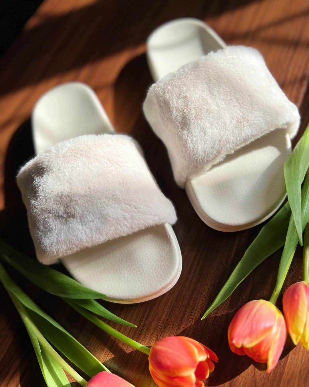 オーストラリアラックスコレクティブのインスタグラム：「How gorgeous are these Touche Lite slides in cream? Perfect for warm sunny days to slip on and stay comfy ✨☀️ We also have them in black!  Head over to our website to find more gorgeous styles 💛」