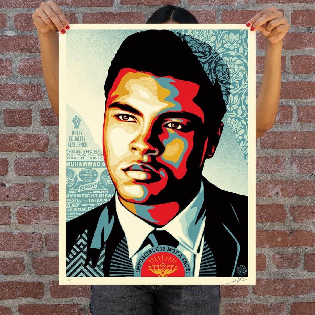 Shepard Faireyのインスタグラム：「This print “Muhammad Ali - Heavyweight Ideals,” is based on the mural I just painted in Louisville. Muhammad Ali was an incredible athlete who was dazzling in the ring, a glorious showman athletically and verbally, and resilient in the face of defeat, earning the heavyweight title 3 times.  However, in this art, based on an incredible photo by #HowardBingham provided by his son Dustin (@dusbing), I wanted to emphasize Ali’s role as an outspoken citizen and activist. Ali was a civil rights activist, a conscientious objector to the Vietnam War, a philanthropist, and a U.N. Messenger of Peace. I admire that Ali stood up for what he believed even when he potentially faced jail and the end of his boxing career.  The @chestnutstreetymca where we painted the Ali mural is blocks from Ali’s childhood school and a place he frequented in his youth. I’m very grateful to the YMCA for providing an incredible wall with an authentic connection to Ali’s life. A project of this magnitude can’t come to fruition without a lot of people to collaborating generously.  My friend of 25 years, Eddie Donaldson of @guerillaone led the charge on bringing this project together, as well as the Outside Influence art show to benefit @artistsfortrauma. Eddie pulled together an amazing coalition of supporters including @mayorcraiggreenberg, @dannywimmerpresents, @krogerco, and many others.   Thank you to the city of Louisville for the warm welcome into the community and for giving me the privilege of adding to the cityscape. I met a ton of great local artists at the Outside Influence art show.  –Shepard  PRINT DETAILS: Muhammad Ali - Heavyweight Ideals. 18 x 24 inches. Screen print on thick cream Speckletone paper. Original Illustration based on photograph by Howard Bingham. Signed by Shepard Fairey. Numbered edition of 500. Comes with a Digital Certificate of Authenticity provided by Verisart. $90. Proceeds go to @alicenterlou. Available on Thursday, May 4th @ 10 AM PDT at https://store.obeygiant.com. Max order: 1 per customer/household. International customers are responsible for import fees due upon delivery (Except UK orders under $160).⁣ ALL SALES FINAL.」