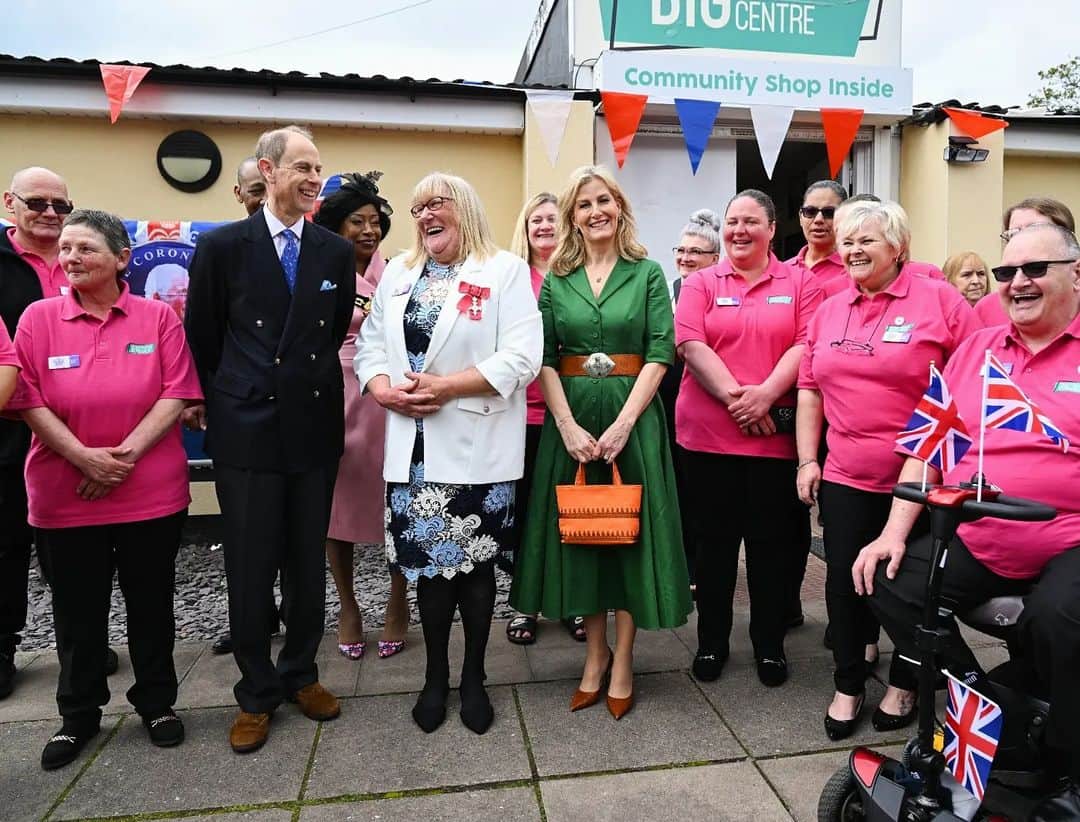 ロイヤル・ファミリーのインスタグラム：「Getting into the #Coronation spirit in Wolverhampton!   The Duke and Duchess of Edinburgh spent the day in Wolverhampton today to meet communities and see their preparations for the Coronation.   Read more about the day on our website - link in bio.  📸 @royalfocus1」