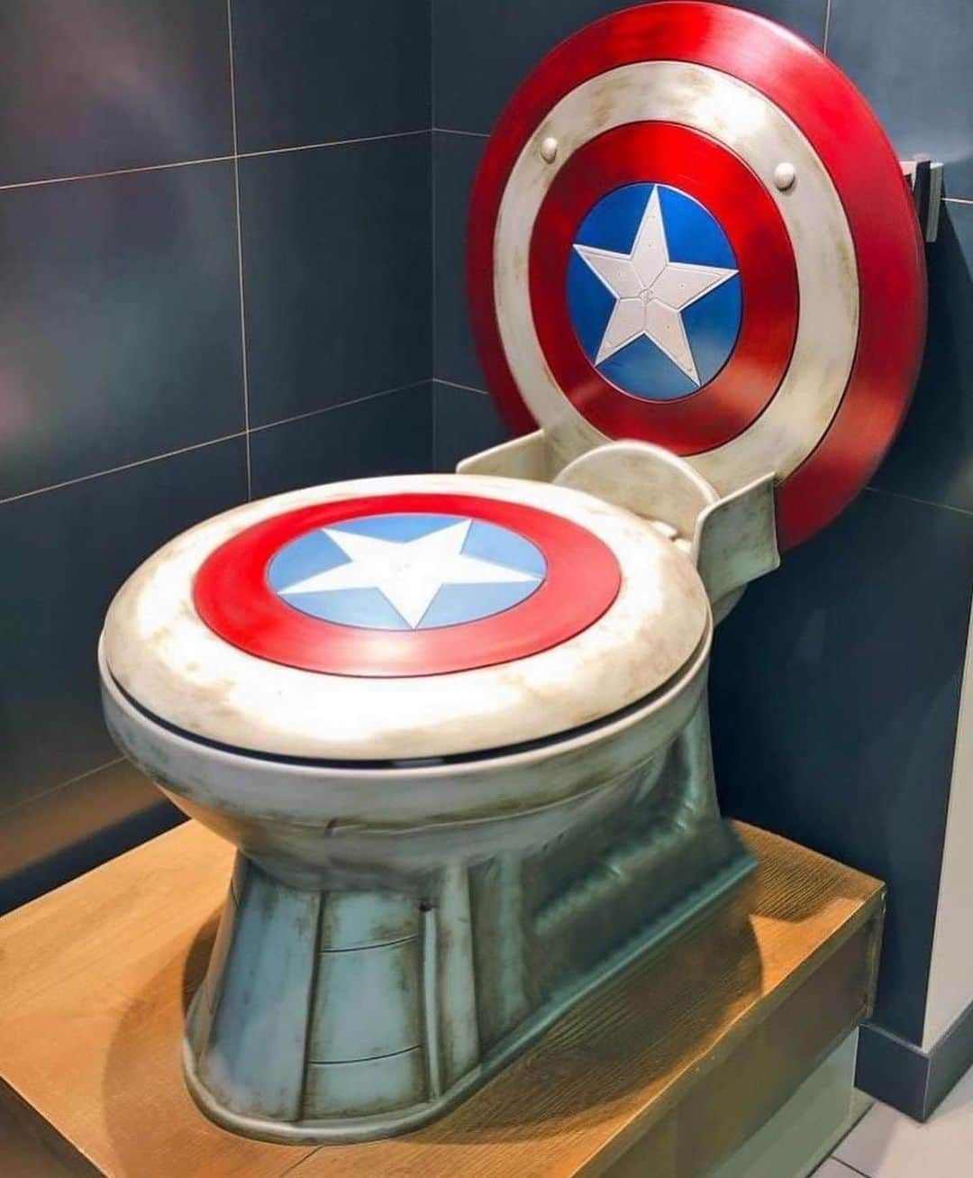StreetArtGlobeさんのインスタグラム写真 - (StreetArtGlobeInstagram)「These Superhero toilets are pretty amazing! 🦸‍♂️🦹🏽‍♀️🦹🚽 Which dunny would you choose? 🤷🏽‍♂️」5月3日 2時06分 - streetartglobe