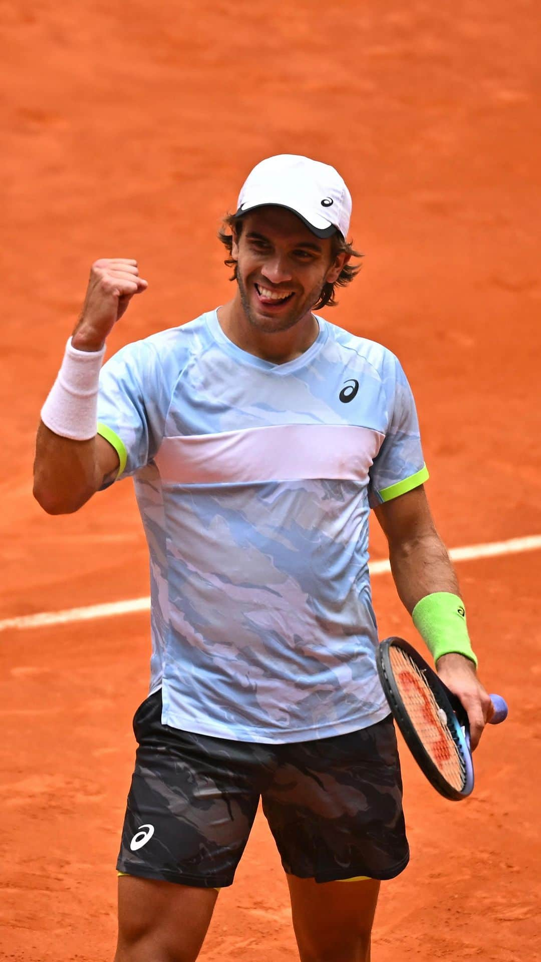 ボルナ・チョリッチのインスタグラム：「WHAT. A. MATCH. 😤  @bornacoric outlasts Davidovich Fokina 6-7(5) 6-3 7-6(5).  @mutuamadridopen | #MMOpen」