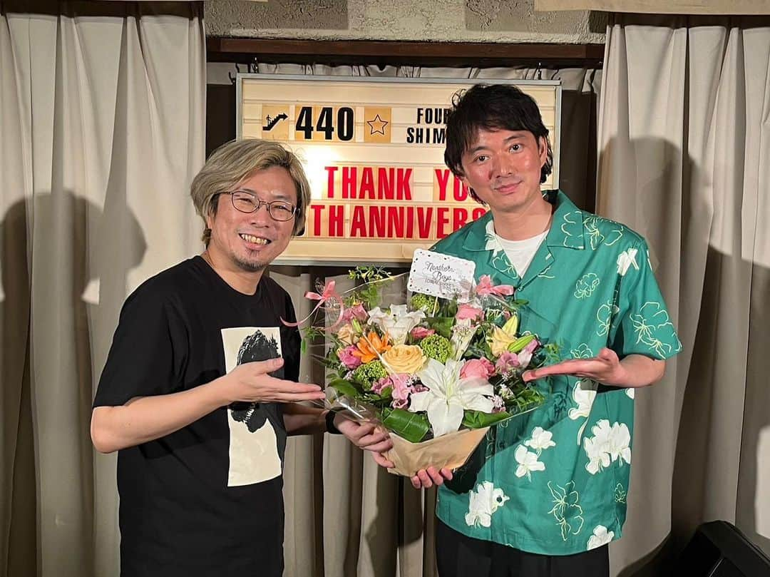 林幸治のインスタグラム：「Northern Boys "Spring show 2023"来てくれた皆さん、配信で観てくれた皆さん、ありがとう！  菅原くんと2人だけの純粋ノーザンボーイズはほんと久しぶりで、懐かし、嬉し、楽し、な感じでした。  またそのうち、どこかで。  金沢とか、広島とか、熊本とか、行きたいなー。  行きたい所はいっぱいある。  配信はアーカイブで一週間観れるので、良かったら是非是非、観て下さい。新曲もやってるよ！  まだノーザンボーイズって名前がない頃、2人で始めてから10年が経ったんだって。10周年か。  時が経つのは速い！  #ノーザンボーイズ  #下北沢440  #菅原龍平  #林幸治」