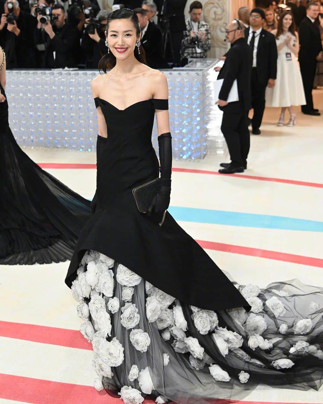 リウ・ウェンのインスタグラム：「My endless appreciation goes out to @ToryBurch and her team, who patiently and creatively helped me celebrate Karl Lagerfeld's legacy last night @voguemagazine #MetGala. I was so honored to wear this beautiful dress, which was the result of many people's hard work over the past few weeks. @dancui and the Tory Burch design team: thank you for bringing an idea to life.  Special thanks also goes out to the hair and makeup team: @jonathanwumua @dereksyuen @nails_by_yoko for completing my look through their visions, and @bulgari for the finishing touch in my hands.  While the night for us is over, I hope everyone will get a chance to visit @metmuseum for the wonderful exhibition as well. Karl's impact in our industry will be everlasting!🖤」