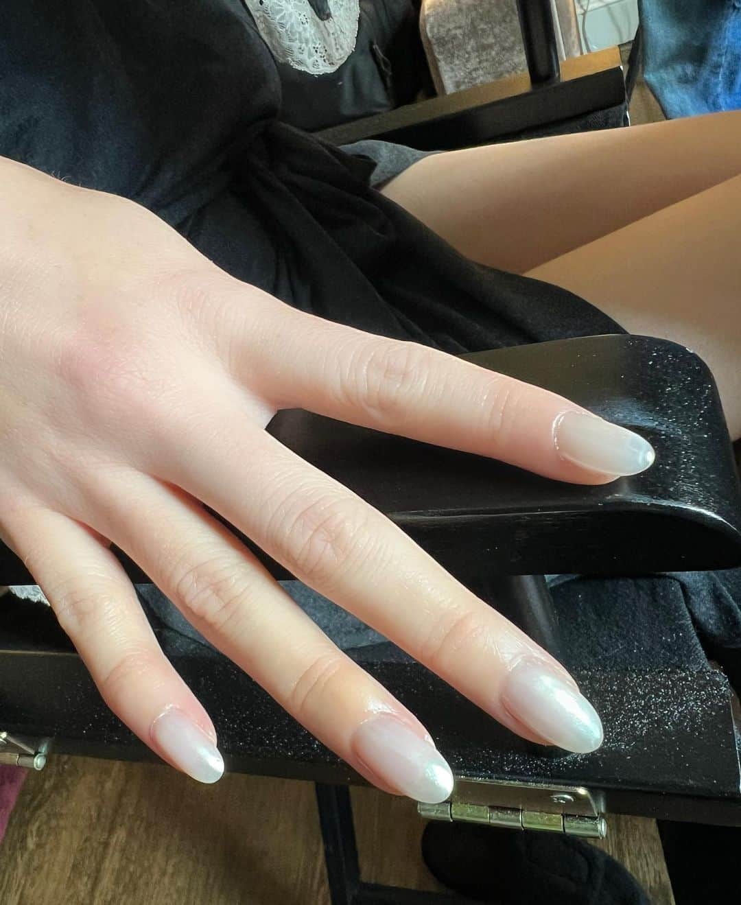 Mei Kawajiriさんのインスタグラム写真 - (Mei KawajiriInstagram)「@devonaoki ‘s first Met 🐚♥︎🫧 with @moschino #Metgala2023  Nails are white pearl chrome ♥︎🫧🐚♥︎ /Assistant @yoko_ktmt」5月3日 2時13分 - nailsbymei