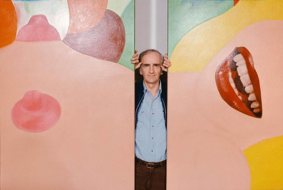 ガゴシアン・ギャラリーさんのインスタグラム写真 - (ガゴシアン・ギャラリーInstagram)「An exhibition of paintings of nudes by Tom Wesselmann, titled "Intimate Spaces," opens tomorrow, May 3, at Gagosian, Beverly Hills. Join us from 6 to 8pm for the opening reception!  The exhibition concentrates on the artist’s primary subject, the female nude, with key works from "Great American Nudes" and subsequent series. "Great American Nude #53," pictured with Wesselmann here, measures ten by eight feet over two joined canvases and is one of only two works in the series to include large-scale images collaged from commercially printed billboards. A central painting in the series, it focuses on a tightly cropped torso of the reclining figure, introducing a composition that would dominate the second half of the series. Follow the link in our bio to learn more. _________ #TomWesselmann #Gagosian @tom_wesselmann Tom Wesselmann with "Great American Nude #53" (1964) in his studio on The Bowery, New York, 1988. Artwork © The Estate of Tom Wesselmann/Licensed by ARS/VAGA, New York. Photo: © Bob Adelman」5月3日 2時23分 - gagosian