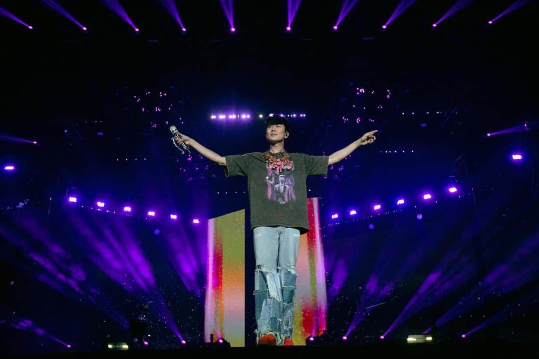 林俊傑のインスタグラム：「JJ20 London Day 2 -  Thanks you guys for an awesome night, you were such a vibe! Still can’t believe we are really doing a 3rd, encore show tonight!  Last show for this quarter of the JJ20 World Tour, we are going to make it count!!!  JJ20倫敦站第二晚的你們 太讓我沸騰了！過癮！ 今晚加場第三場… 至今難以置信 😆 本季最後一場JJ20世巡 我們  一定會  high爆全場！  #roadtoJJ20 #JJ20WorldTour」