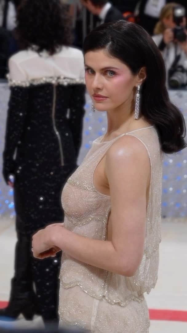 アレクサンドラ・ダダリオのインスタグラム：「House Ambassador @AlexandraDaddario has her name on everyone's lips at the @MetCostumeInstitute's #MetGala 2023 in this exquisite #DiorCouture Spring-Summer 2023 dress embroidered with cascades of pink beaded and faded silver tube ruffles by @MariaGraziaChiuri. #StarsinDior © Embroideries by @Atelier_Safrane_Cortambert」