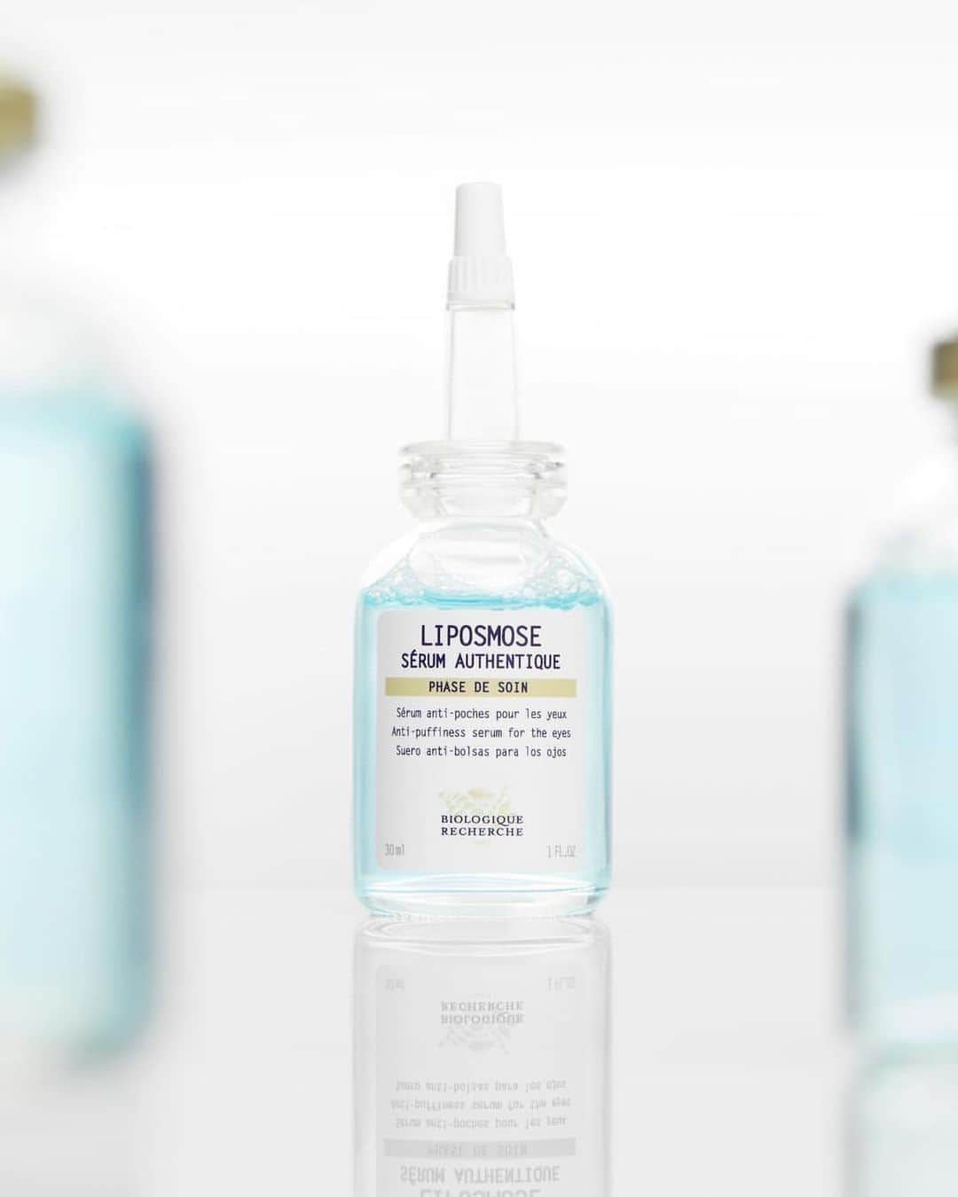 Biologique Recherche USAさんのインスタグラム写真 - (Biologique Recherche USAInstagram)「Goodbye undereye puffiness and hello fresh, radiant eyes 👀  Serum Liposmose✨ is specifically formulated to target congestion and puffiness around the eyes.   When used consistently, the volume of undereye puffiness is visibly reduced, leaving the eye contour smooth and revitalized.   ✔️Reduces puffiness due to fatigue and/or aging  ✔️Moisturizes the delicate skin around the eyes  ✔️Revives tired eyes  ✔️Firms eyelids   #BiologiqueRecherche #FollowYourSkinInstant #BuildingBetterSkin #radiantskin #wellnesswithBR #liposmose #quintessentialserum」5月3日 2時17分 - biologique_recherche_usa