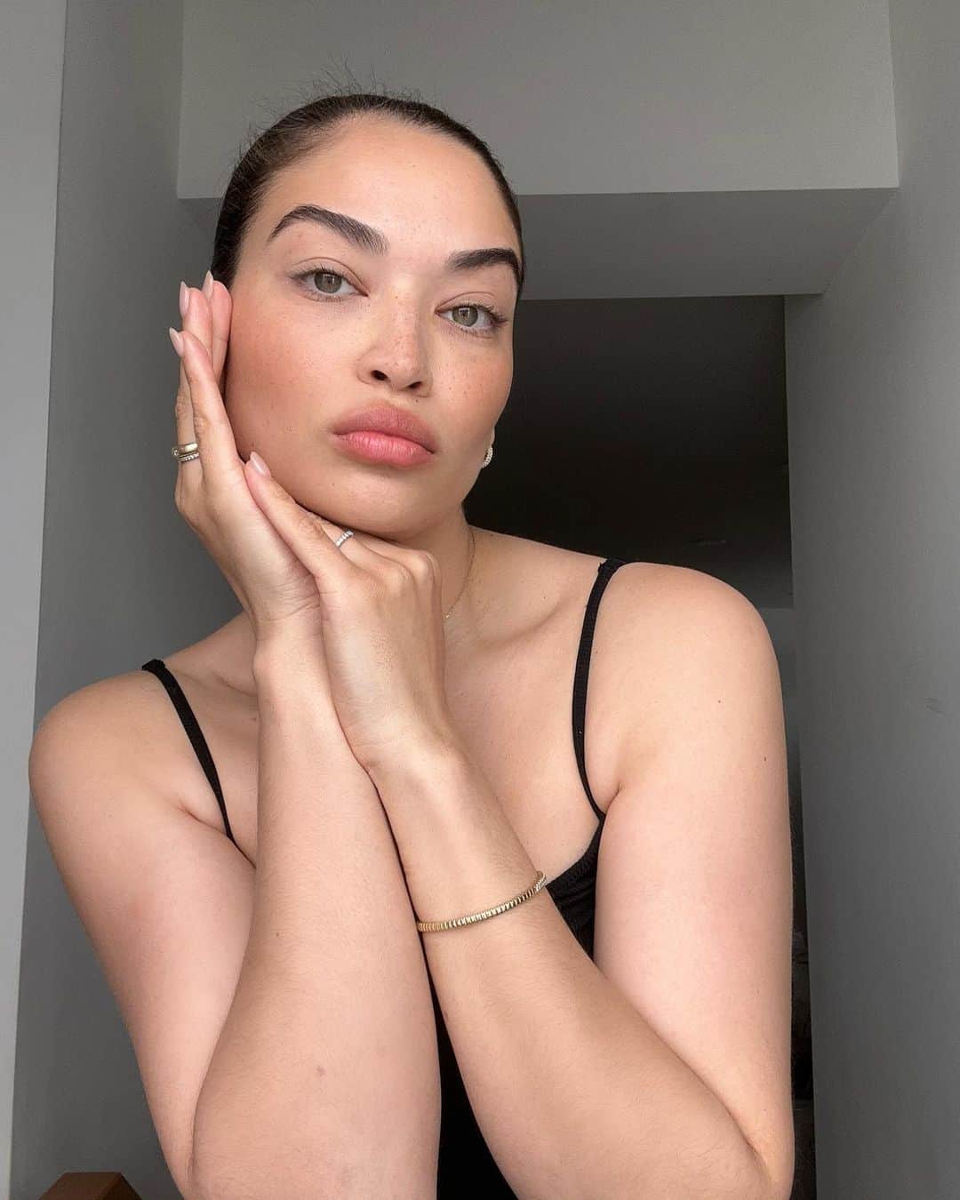 シャニーナ・シャイクのインスタグラム：「Your favorite lipstick/ lip stain color ? Im wearing #3 Poppy Red by @itsall.fluff」