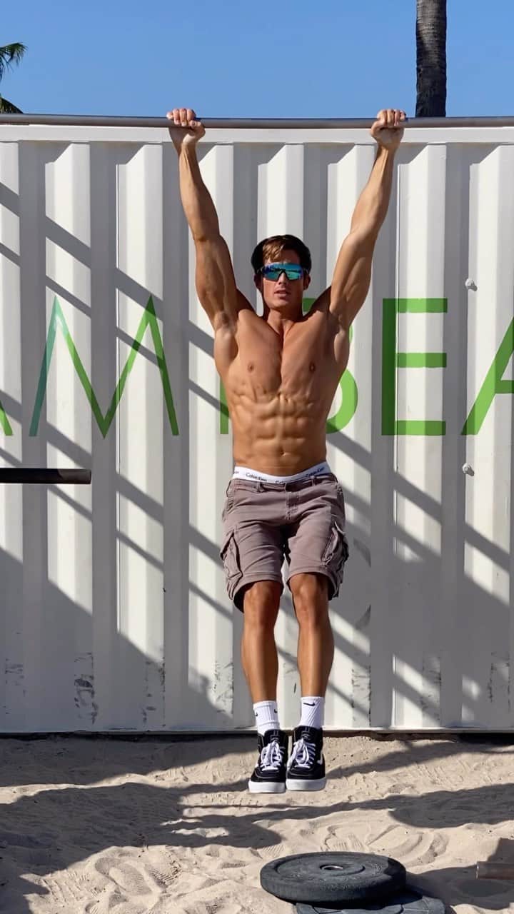 のインスタグラム：「Quick abs sesh for you to try, and one of my personal favourites. Challenge a friend to try this too.  1) Hanging leg raises: straight legs, feet all the way to the bar, controlled descent (no swinging). 5 sets as many reps as you can.  2) “Crunch-ups”: I call them like this because it’s a reduced-range sit up, closer to a crunch. Good isolation of the rectus abdominis. 5 sets to failure.  3) Weighted isometric twists: holding a 45 deg torso angle isometrically, perform the twists holding a dumbbell or kettlebell. 4 sets, increasing the weight progressively. The last set should be heavy and slow. (But build up to it gradually to avoid straining your back).  4) Parallel bars leg raises: A good finisher for the core and the back stabilisers. 3 sets to failure. Legs straight.」