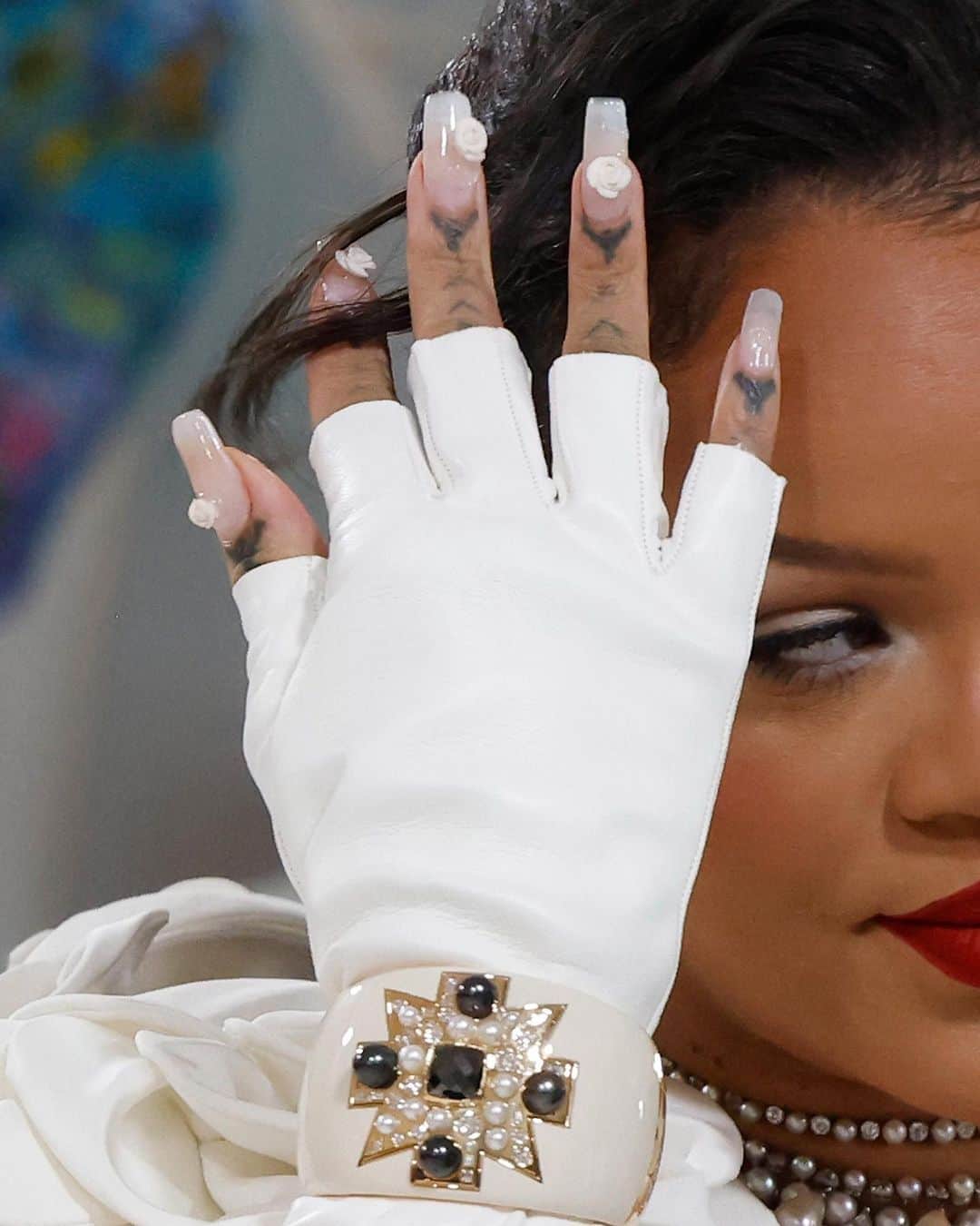WHO WHAT WEARさんのインスタグラム写真 - (WHO WHAT WEARInstagram)「Forever dying over the *details* of @badgalriri's #MetGala glam. We're gonna need her manicurist's # ASAP.  photos: getty images」5月3日 2時32分 - whowhatwear