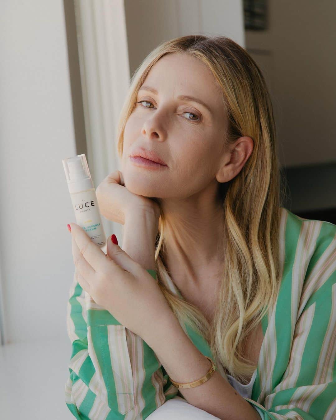 のインスタグラム：「Il mio nuovo SUN DEFENCE SERUM 💚 Un siero anti macchia, con protezione solare e adatto a tutte le pelli 💚 Da usare da solo o come step finale dopo la vostra beauty routine.  @lucebyalessiamarcuzzi   www.lucebeauty.it」