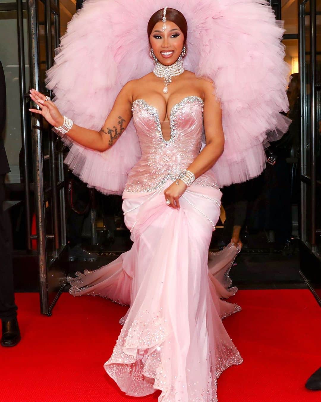 SWAROVSKIさんのインスタグラム写真 - (SWAROVSKIInstagram)「Leaving for the #MetGala, @iamcardib looked spectacular wearing custom @miss_sohee masterpiece. The mesmerizing outfit was embellished with over 27,000 hand-embroidered #SwarovskiCrystals and #SwarovskiPearls, celebrating Karl Lagerfeld’s meticulous savoir-faire. Shades of white, nude and pink precision-cut #SwarovskiCrystals shimmered in the spotlight.  #Swarovski  #SwarovskiCrystals  #CardiB  #MissSohee  #MetGala2023」5月3日 2時33分 - swarovski