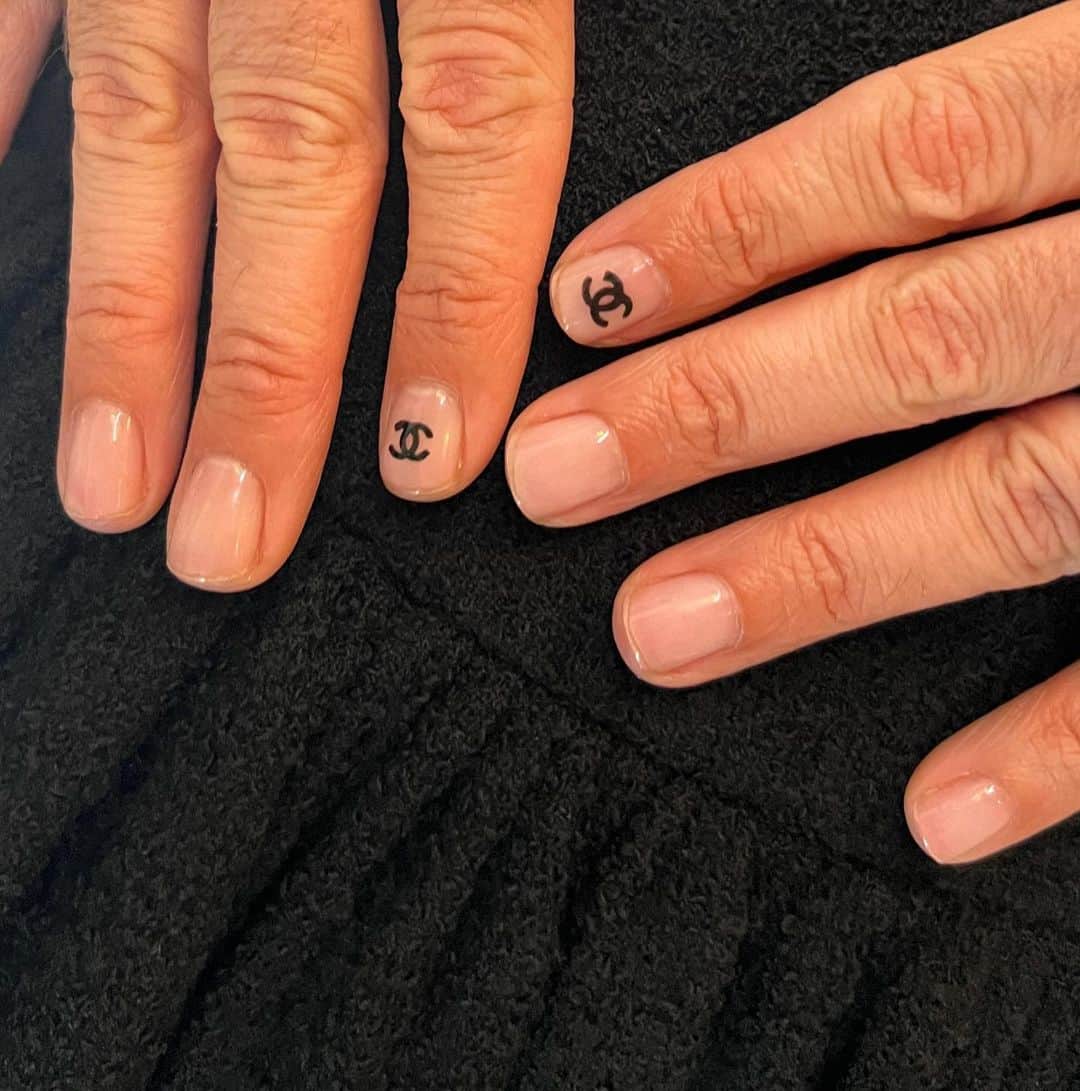 Mei Kawajiriさんのインスタグラム写真 - (Mei KawajiriInstagram)「@jvn 🤍🎀🤍 Nails are clean gel with hand painted logo ♥︎♥︎♥︎ #Metgala2013」5月3日 2時34分 - nailsbymei
