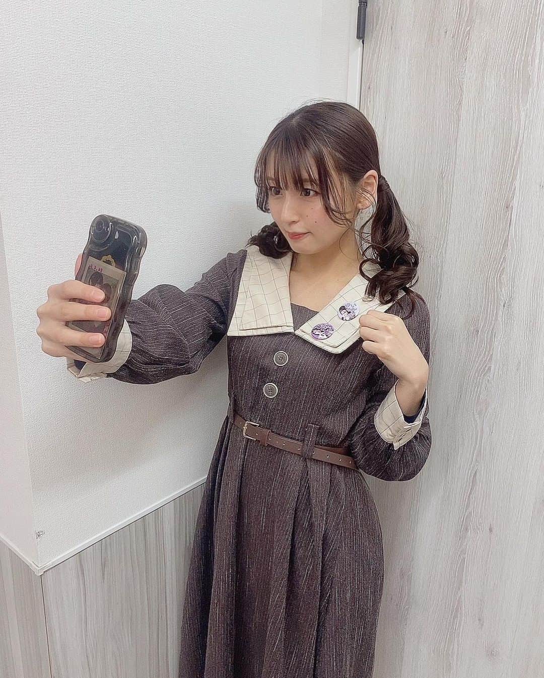 竹本茉莉のインスタグラム：「. 5月インスタ毎日更新するってきのうストーリーに書いたのにもうお忘れですか状態でした！！！ 今はベッドの中で明日のヘアセットどんなのにしてもらうか考えてます🐰 ベイビーの放送のとき毎回ヘアセット悩む！この前はふたつくくりでした👧」