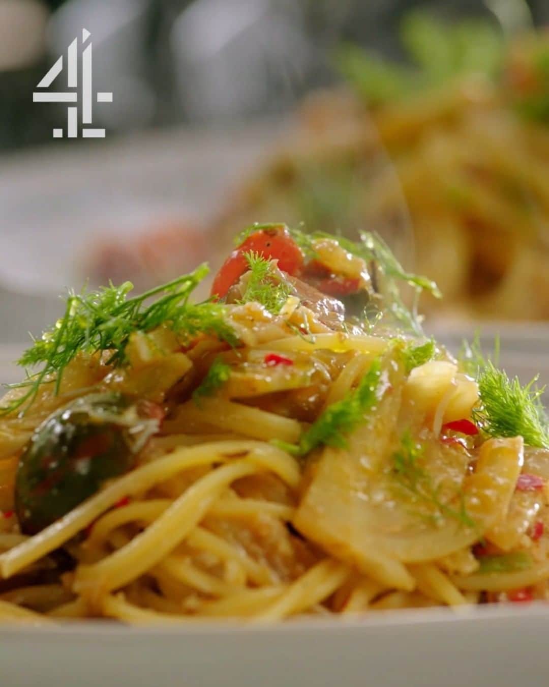 ジェイミー・オリヴァーのインスタグラム：「Still unsure on what you're going to cook for dinner tonight?? I've got two pasta recipes for you here, both only require 5 ingredients and both are on the table in 18 minutes or less!! so which one will you choose....my crab and fennel spaghetti or 👉👉👉 my super green spaghetti?  #QuickAndEasyFood #DinnerInspiration」