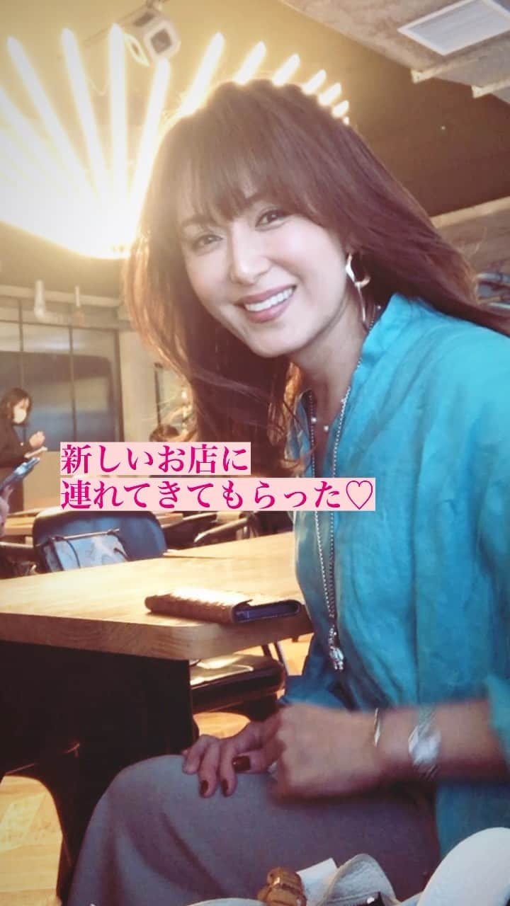 Yuuのインスタグラム：「久しぶりにワインバーへ🍷 たっぷり飲んだ1日✨  月に一度の心のデトックス💖  🦋悠々凜々🦋  #笑うかどには福来たる #around50 #今日1日を大切に　 #アラフィフ　 #大人女子 #セルフィー #smile  #selfy   いつも沢山の👍いいね📝&コメント 本当にありがとうございます  とても癒されてます💓」