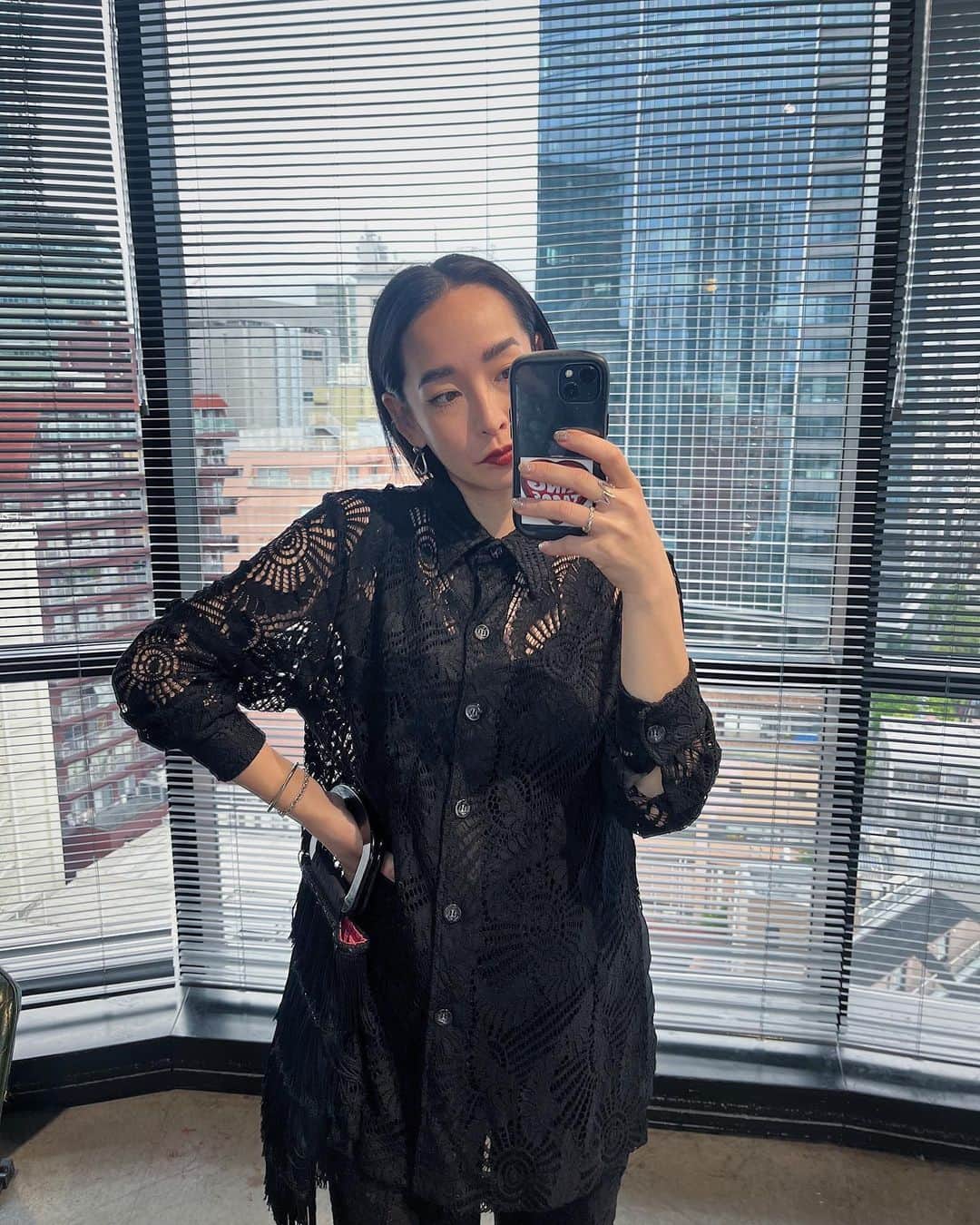 佐々木香奈のインスタグラム：「レースのセットアップ @sahara_japon   お腹は、もう閉まらないけど タンクトップで隠して着てます チャック大丈夫なところまで いっぱい着るぞ〜♡ 笑  @hitominomura  @miyoshikaori  ありがとう♡」