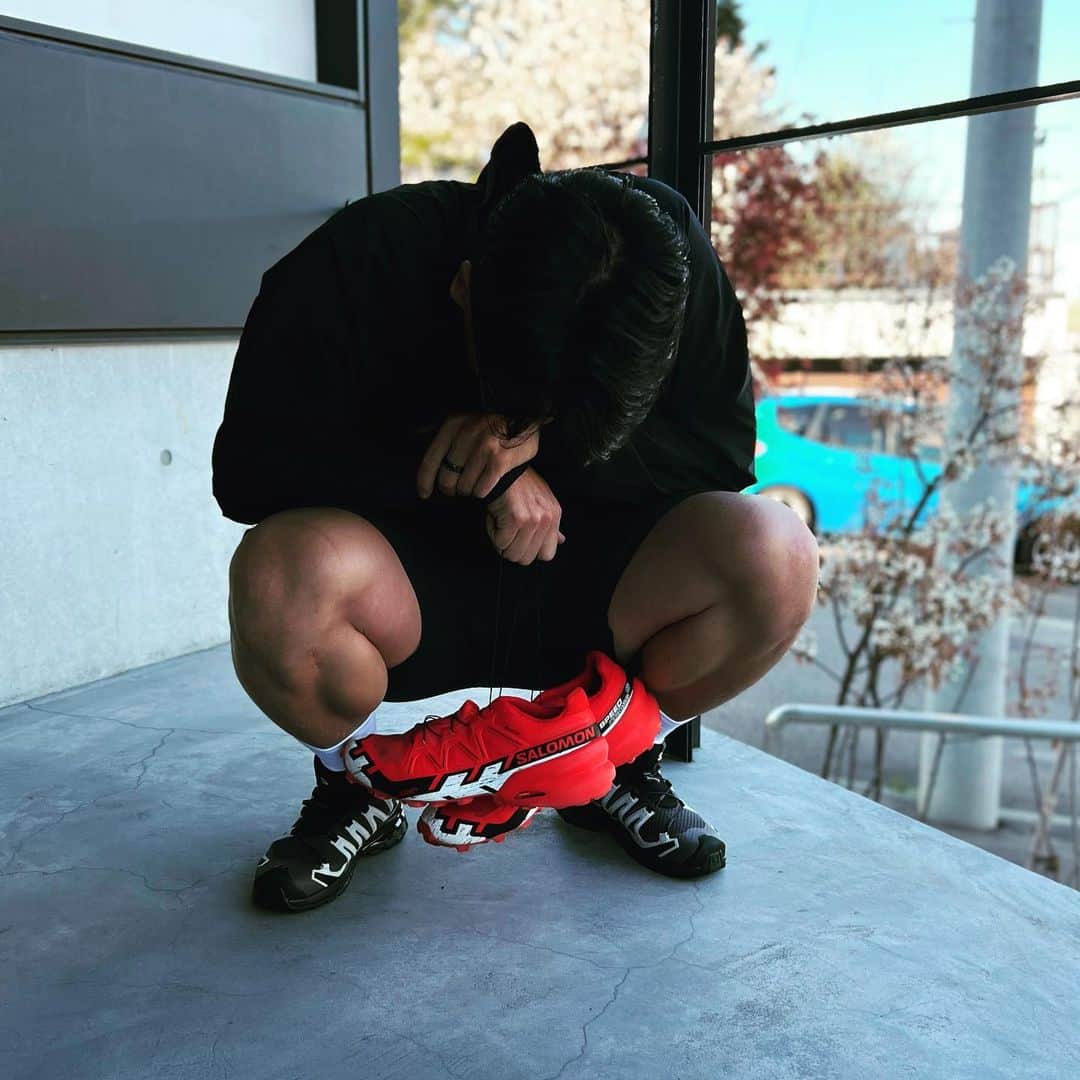 佐々木明のインスタグラム：「Hokkaido camp day4. 午後練終わって 四季を通じて僕らの溜まり場@sapporoexperiencebase で喋って。  練習に関しては毎日のメニューは変わりませんが場所が変われば気持ちもまた新たにムンムンで練習できます。 身体がどんどん良くなる感じが今は最高に楽しいです。 メニュー的には強く脚を打ち付けたり、コーディネーション系があったり、飛んだり走ったりは制限の中なのでしていませんが確実にステップを感じます。  そもそもしゃがめるようになってます🚀  順調です^_^  @salomon_japan  @salomonskijp」