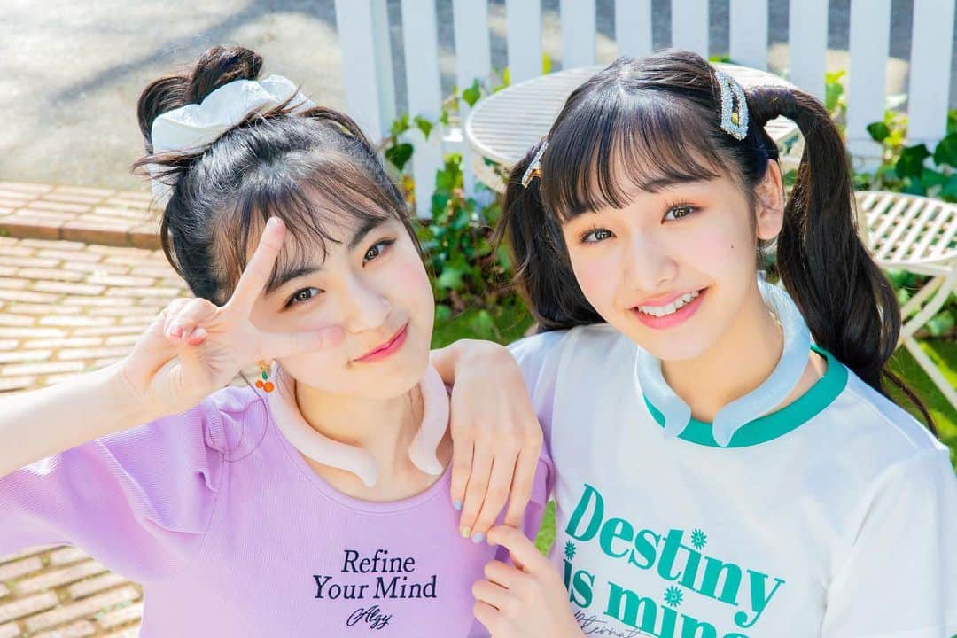 ニコ☆プチのインスタグラム：「🎐🧊☁️💎☀️  もうすぐ暑い夏がやってくるね🍉 #アイスリング ってみんな知ってる？？  首もとにそっとおくだけで 全身をクールダウンさせてくれるよ✌🏻💙 通学時間が長くて大変。。って子にもおすすめ☺️ ニコ☆プチのロケ撮影でも大活やくしそう🤔🌟  ちなみにハヤリのポップコーン素材でできたバッグは 保冷機能つき‼︎🙀💗 これからのレジャーシーンにぴったり！ #アルジー でゲットできるよ^_^💛  🛍Brand @algy_official  📸Photo by Tsutsumi Hiroyuki 👗Stylist Maeda Ryoko 💄Hair&Make Mai(Nord) 👧🏻Models @rico.green0420 @hiyori.shiramizu   #アルジー #アイスリング #夏 #小学生 #小学生ファッション #小学生コーデ #夏コーデ #通学 #通学コーデ #崎浜梨瑚 #白水ひより #ニコプチ #GWも楽しもう🥳」