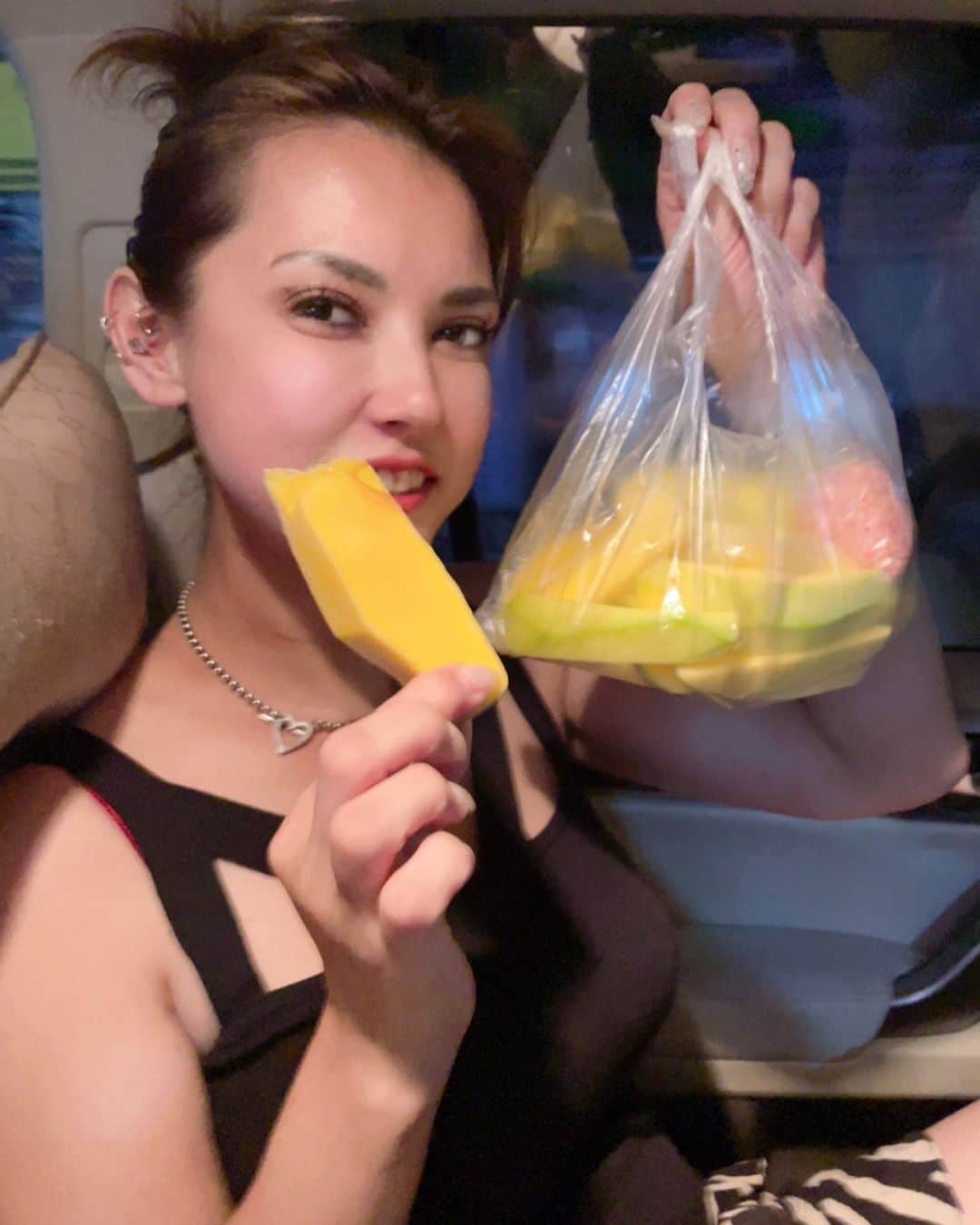 小澤マリアさんのインスタグラム写真 - (小澤マリアInstagram)「I love green mangoes!! I miss my 🇻🇳🥭 ベトナムの道端で買える1kgのグリーンマンゴーが早くも恋しいです🥭💚 めちゃくちゃ美味しいしミーティング前に食べると凄くホッとする。 何度も言うけど”美味しい”食べ物は値段なんかじゃない。”安い物”は食べないと言うのなら1人でコース料理でも食べに行ってくれ✋ 私もAlmas caviarが食べたくなったら1人で食べに行くから。  #vietnam #hochiminh #hochimincity #greenmango #fruits #investing #investor #pr #pho #restaurant #partnership #businesswoman #mariaozawa #ベトナム #ホーチミン #グリーンマンゴー #投資 #ビジネス #モデル #アジア圏 #ベトナム生活 #小澤マリア」5月2日 17時49分 - maria.ozawa0108