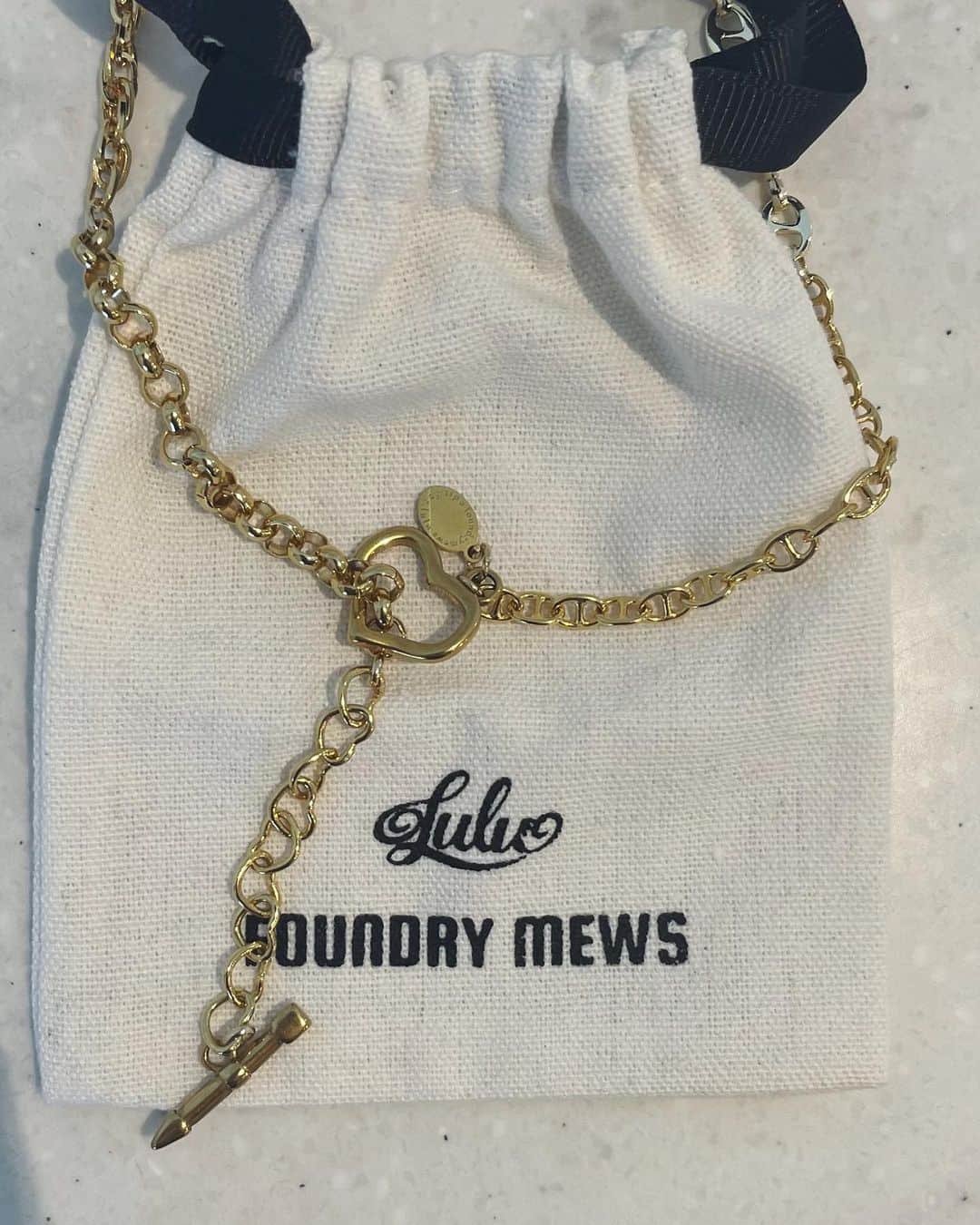 エディットフォールルさんのインスタグラム写真 - (エディットフォールルInstagram)「.  Foundry Mews @foundrymews  5.6 11:00 new in  FOUNDRY MEWS×LULU 別注accessory 🤍🤍  morgan necklace ¥11,000+tax  Foundry Mewsのmorgan necklaceを元に作成した別注品。luluでは薄いお花のプレートのパーツのみを使用したデザインにアレンジ。お花が立体的ではないため、可愛らしさが控えめになりどんな服とも合わせられるところがポイントです。  new heart necklace ¥12,000+tax  前回は1種類のチェーンで作成しておりましたが、今回はいろんなchainをミックスさせて作成。ハートのチェーンを組み込んだところもポイントです。 長さは、一緒に発売するbeth dressに合わせられるよう少しだけ長めに設定しています。もちろんチョーカー風にもアレンジできるので、いろんな服装に合わせていただけます。」5月2日 17時50分 - editforlulu_official