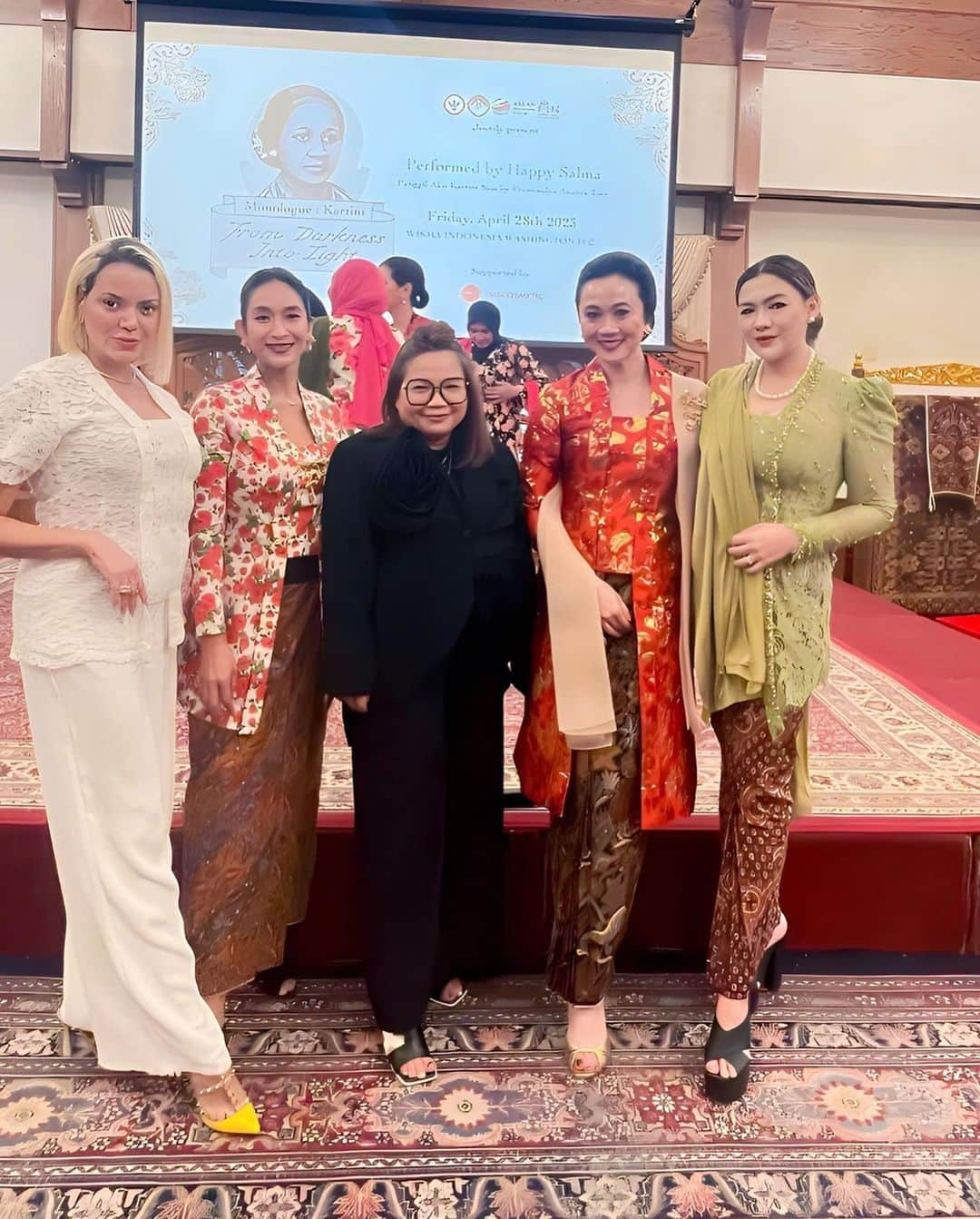 Vicky Shuさんのインスタグラム写真 - (Vicky ShuInstagram)「Menghadiri peringatan Peringatan Hari Kartini 2023 di Wisma Indonesia Washington DC bersama dengan Kartini masa depan Indonesia.  Terimakasih atas undangannya Ibu @2gek_ayuhenirosan, istri dari Duta Besar Amerika Pak Roeslan Roeslan. Juga atas apresiasi perjuangan dan dedikasi Kartini dalam mewujudkan kesetaraan gender.  Kakak @happysalma dengan penampilannya dalam ber monolog yang luar biasa.. @superstylist_fashionworld and @brunettiis and also @hangga.kencana for your precious time and everything ❤️  Bersama-sama kita bangun masa depan yang lebih cerah bagi perempuan Indonesia! 🙌🌼  #perjalananvickyshu #washington #kartini #kebayavickyshu」5月2日 17時52分 - vickyshu