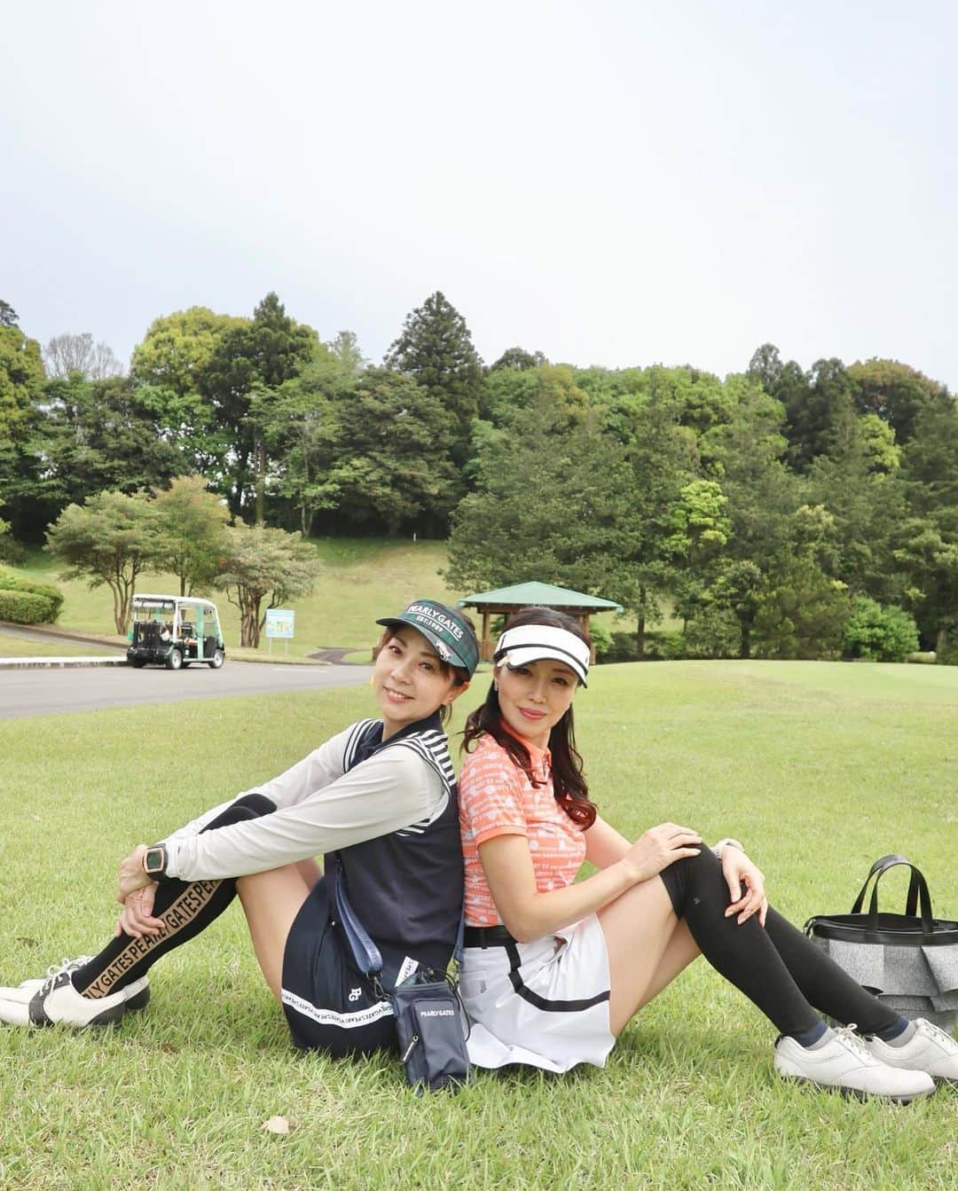ImotoEtsuyo さんのインスタグラム写真 - (ImotoEtsuyo Instagram)「#こんにちは ・ 先月のゴルフは #香取カントリークラブ へ ・ #2サム で ・ ・ 月一回のペースで 2人で行っています。 ・ ・ #golf #ゴルフ #ゴルフ女子  ・ #ゴルフウェア #golfwear ・ ・  #ポロシャツ #スカート #ニーハイソックス #サンバイザー #カートバッグ  全て @lanvin_sport_official  #ランバンスポール  #LANVIN SPORT  ・ 25周年アニバーサリーとして 本国フランスから発信された ドットとロゴをMIXした オールオーバープリント オレンジも新鮮でカワイイ🧡 ・ ・」5月2日 17時54分 - bisuhada