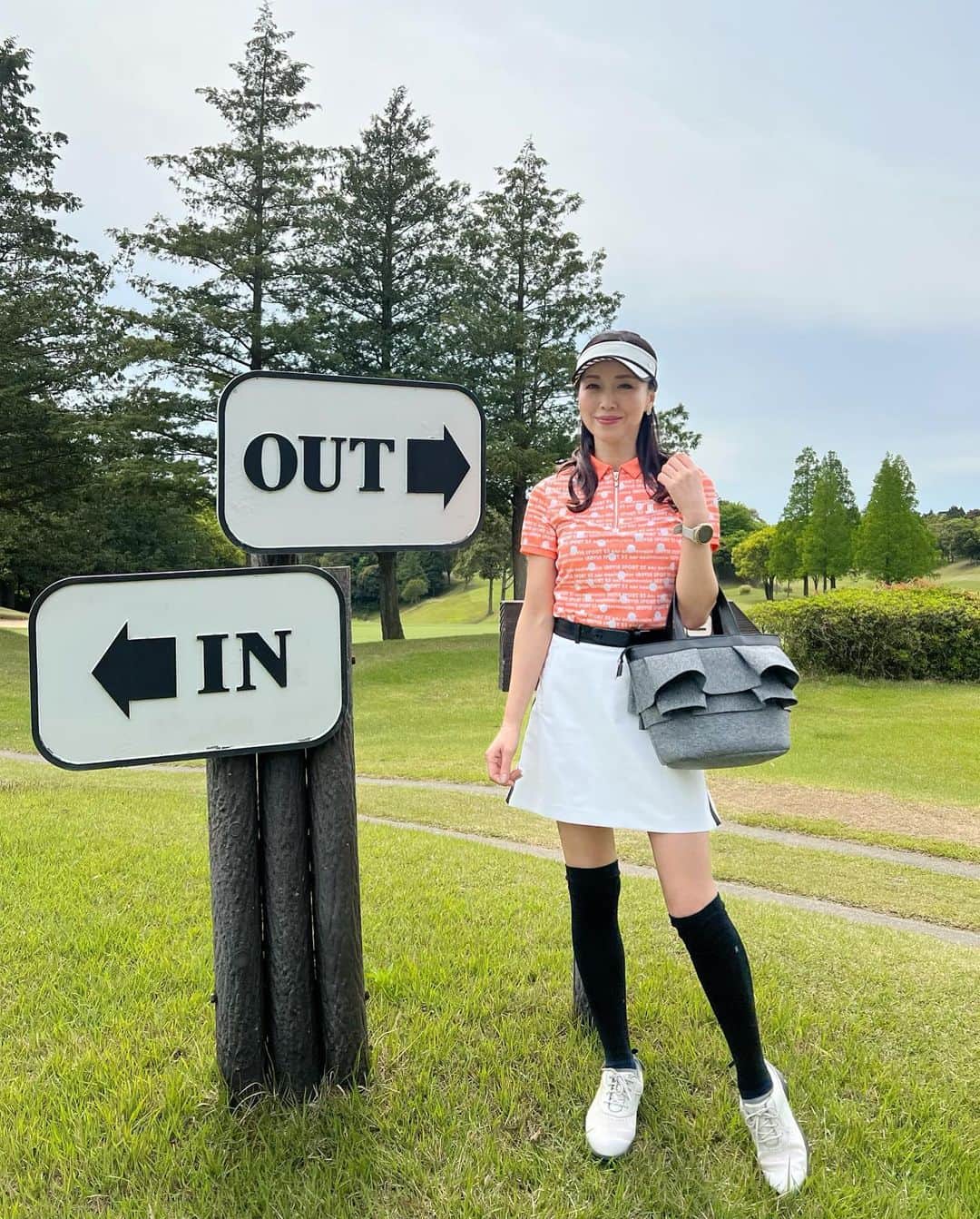 ImotoEtsuyo さんのインスタグラム写真 - (ImotoEtsuyo Instagram)「#こんにちは ・ 先月のゴルフは #香取カントリークラブ へ ・ #2サム で ・ ・ 月一回のペースで 2人で行っています。 ・ ・ #golf #ゴルフ #ゴルフ女子  ・ #ゴルフウェア #golfwear ・ ・  #ポロシャツ #スカート #ニーハイソックス #サンバイザー #カートバッグ  全て @lanvin_sport_official  #ランバンスポール  #LANVIN SPORT  ・ 25周年アニバーサリーとして 本国フランスから発信された ドットとロゴをMIXした オールオーバープリント オレンジも新鮮でカワイイ🧡 ・ ・」5月2日 17時54分 - bisuhada