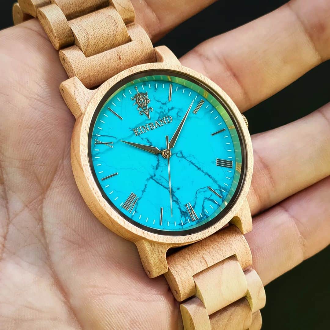 EINBAND -アインバンド-のインスタグラム：「デザインフェスタで販売を予定しておりました天然石『ターコイズ』とメイプルウッドをコラボした木製腕時計をGW後に完成分から数本づつオンラインショップで販売を予定しております！ お楽しみに☺️👍  #EINBAND #木製腕時計」